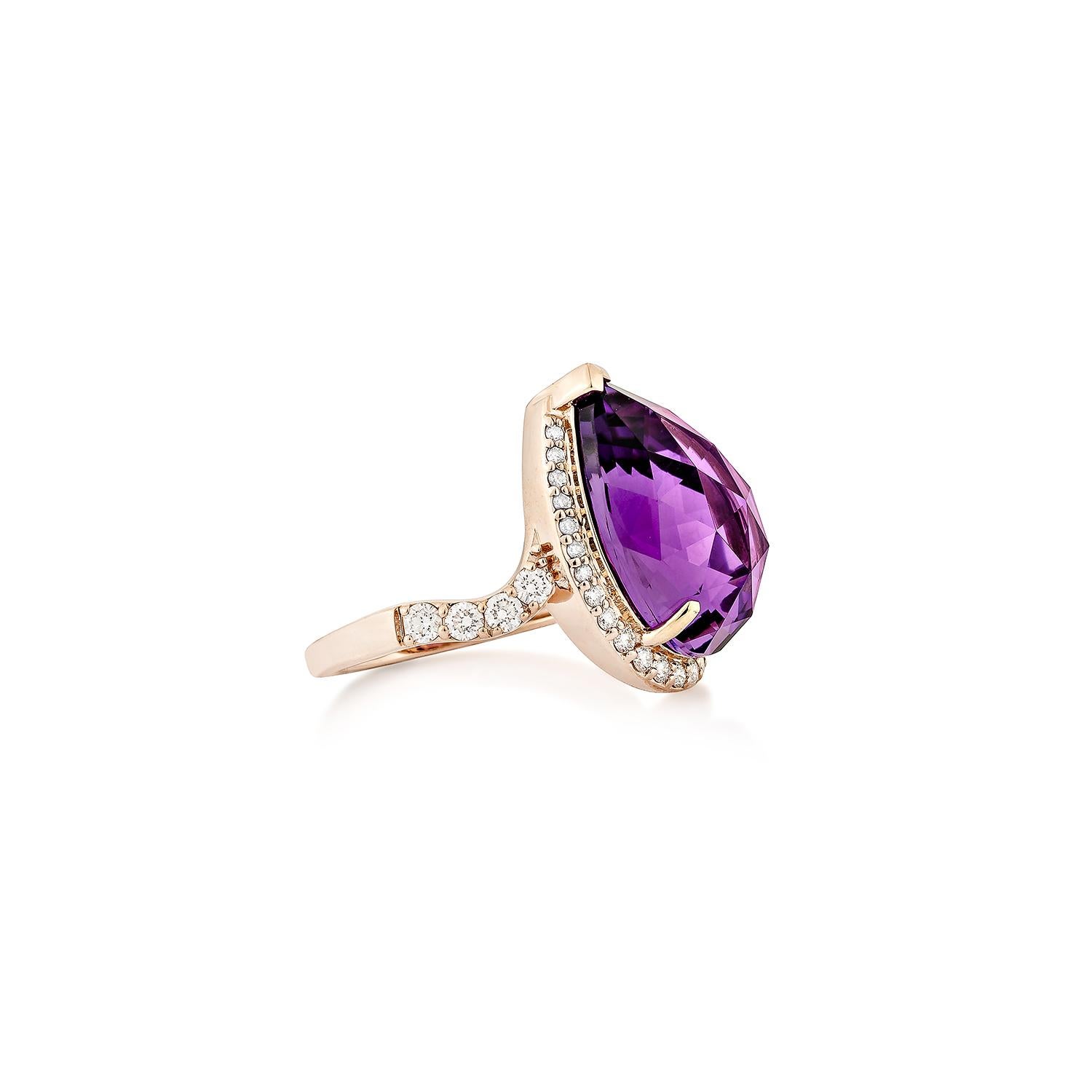 Ein fesselndes Statement der Eleganz: Dieser exquisite Ring zeigt einen faszinierenden birnenförmigen Amethysten mit Schachbrettschliff, der aus jedem Winkel Brillanz ausstrahlt. Der leuchtend violette Edelstein ist in warmes 14-karätiges Roségold
