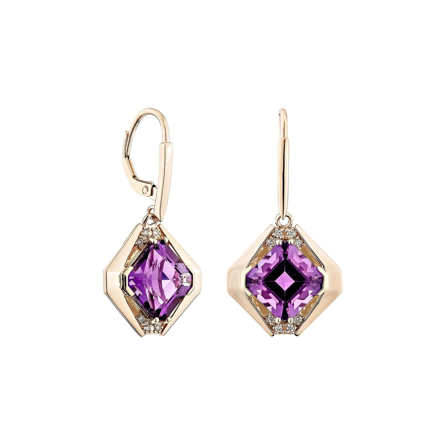 Elegantes pendientes de gota de amatista de forma octogonal engastados en oro rosa de 14 quilates, con brillantes diamantes blancos y cierres de palanca seguros. Una mezcla atemporal de sofisticación y encanto vibrante.

Pendiente de gota de