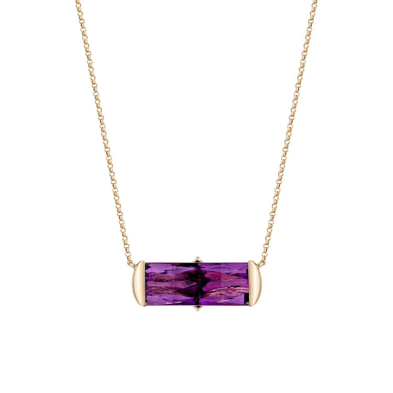 Splendido pendente con ametista a forma di baguette in oro rosa 14K, impreziosito da diamanti scintillanti per un tocco di eleganza senza tempo e un fascino vibrante.

Ciondolo con ametista in oro rosa 14 carati e diamanti.

Ametista: 9,73 carati,