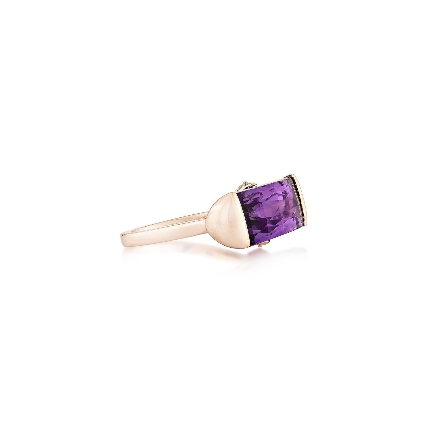 Ein fesselndes Statement der Eleganz: Dieser exquisite Ring zeigt einen faszinierenden Amethysten in Baguetteform mit Schachbrettschliff, der aus jedem Winkel Brillanz ausstrahlt. Der leuchtend violette Edelstein ist in warmes 14-karätiges Roségold