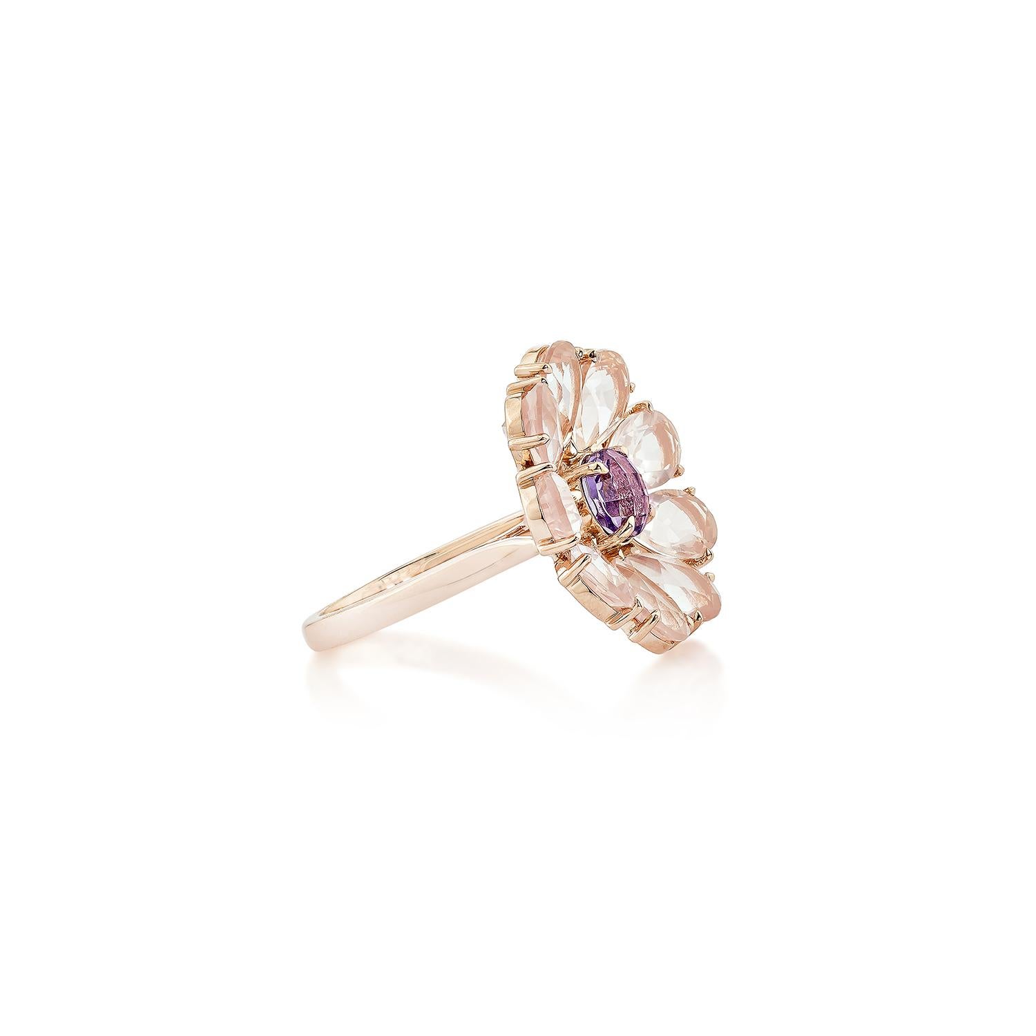 Cette magnifique bague de cocktail d'inspiration florale est ornée d'une améthyste de taille ronde au centre, entourée de pétales de quartz rose en forme de poire sertis dans de l'or rose 14 carats. Une pièce féminine et élégante à l'éclat doux et