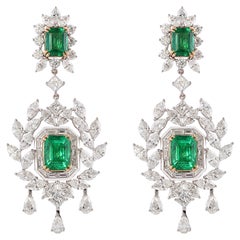 Orecchini con smeraldo e diamanti in stile Art Deco di Sunita Nahata in 18KWYG