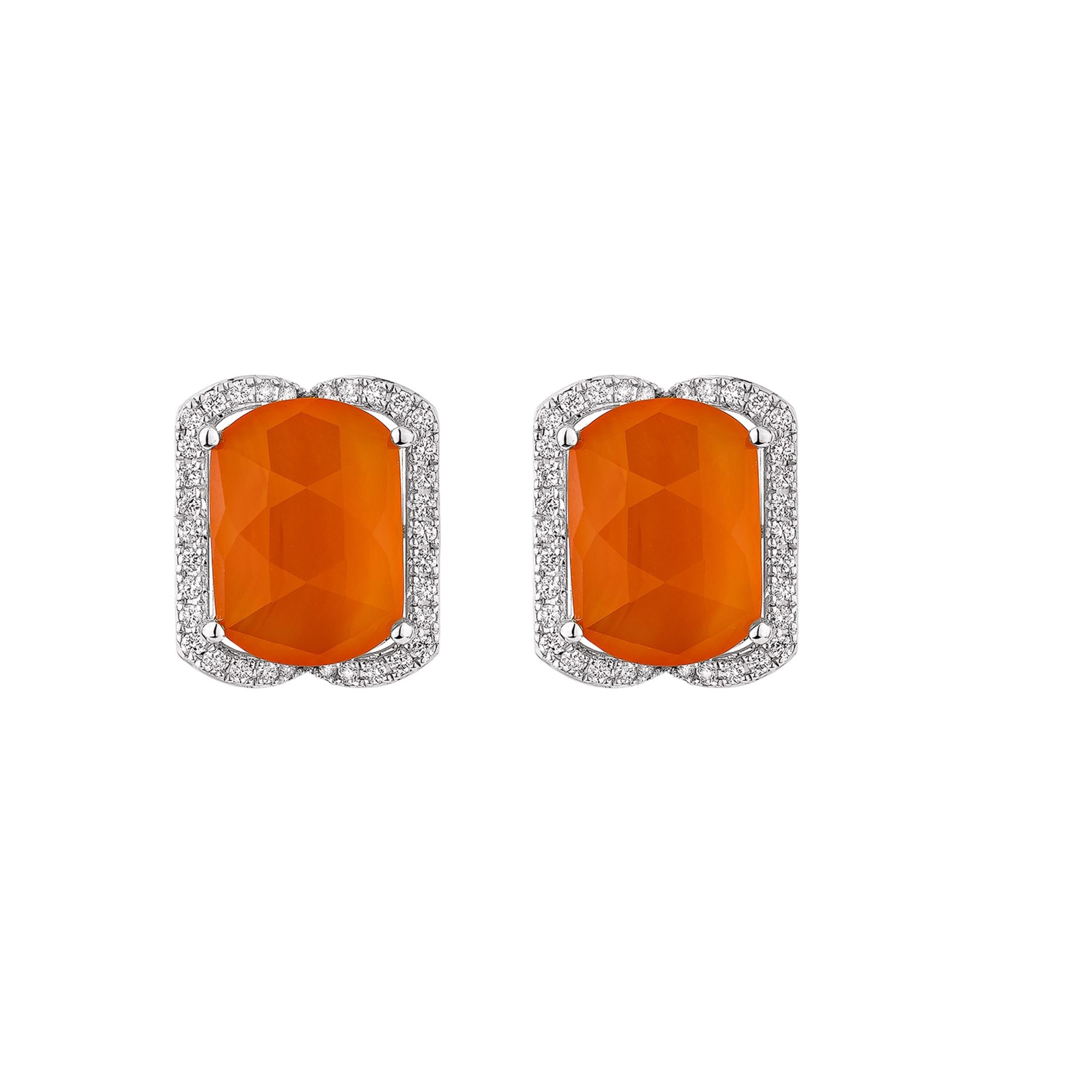 Contemporain Sunita Nahata Carnelian 11.80 carats Clous d'oreilles en or 14 carats avec diamant blanc. en vente