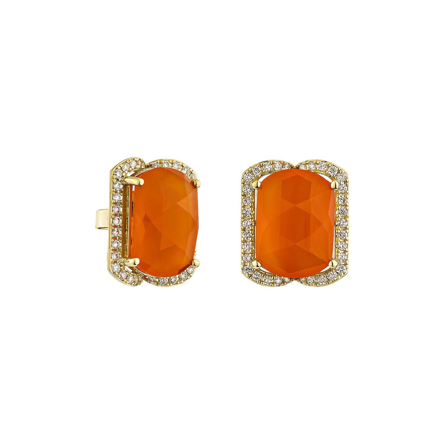 Con 12,13 carati di corniola sfaccettata, questi eleganti orecchini a perno sono incastonati in oro giallo 14 carati e incorniciati da scintillanti diamanti bianchi, per offrire una straordinaria miscela di colori e scintille.

Orecchini con