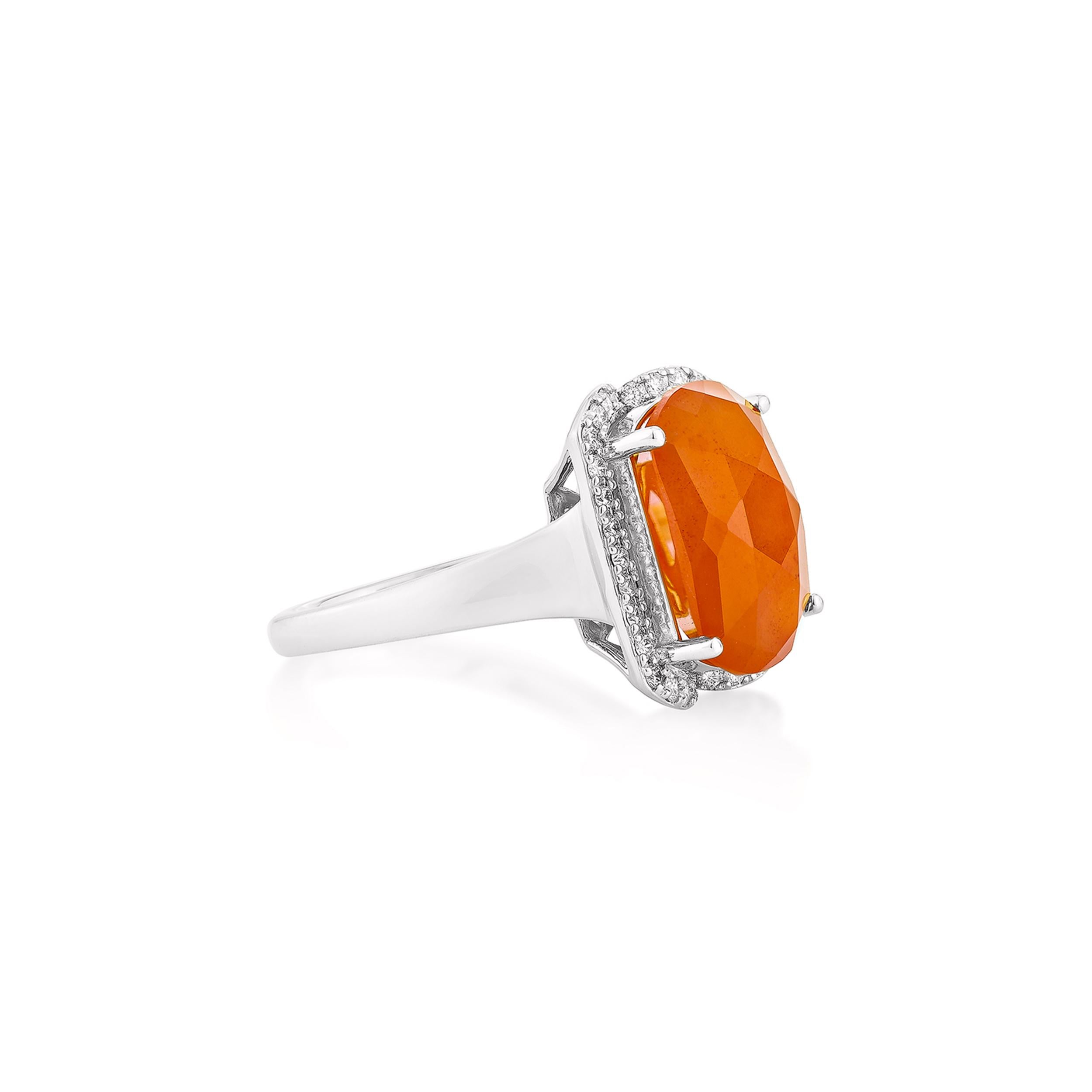 Dieser elegante Ring zeigt einen ovalen Baguette-Karneol als Mittelstein, umrahmt von funkelnden weißen Diamanten, gefasst in 14-karätigem Weißgold. Ein raffiniertes und modernes Schmuckstück.

Karneol Fancy Ring in 14 Karat Weißgold mit weißem