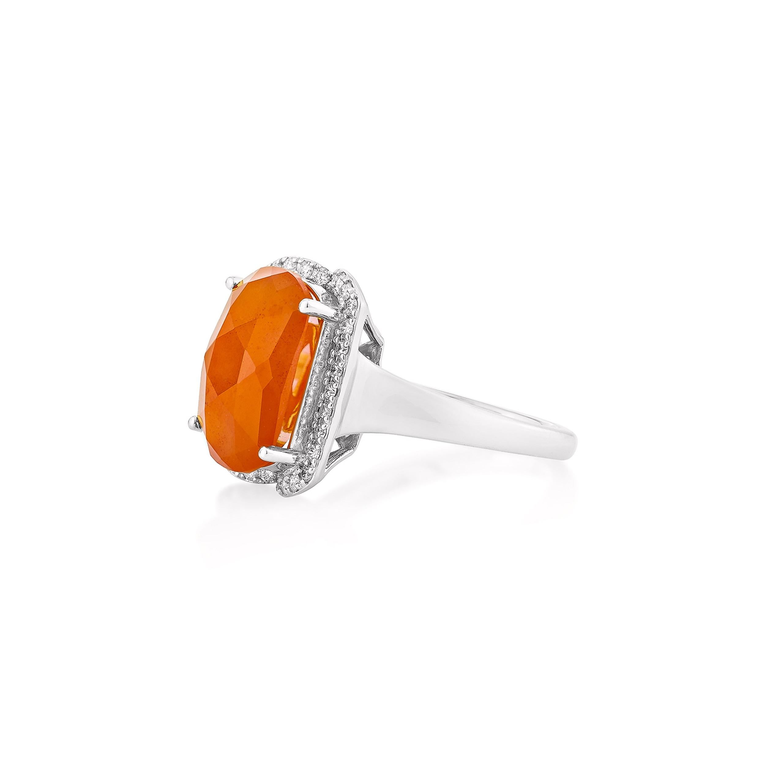 Sunita Nahata Karneol 5.89ct. Fancy Ring in 14KWG mit weißem Diamant. (Ovalschliff) im Angebot