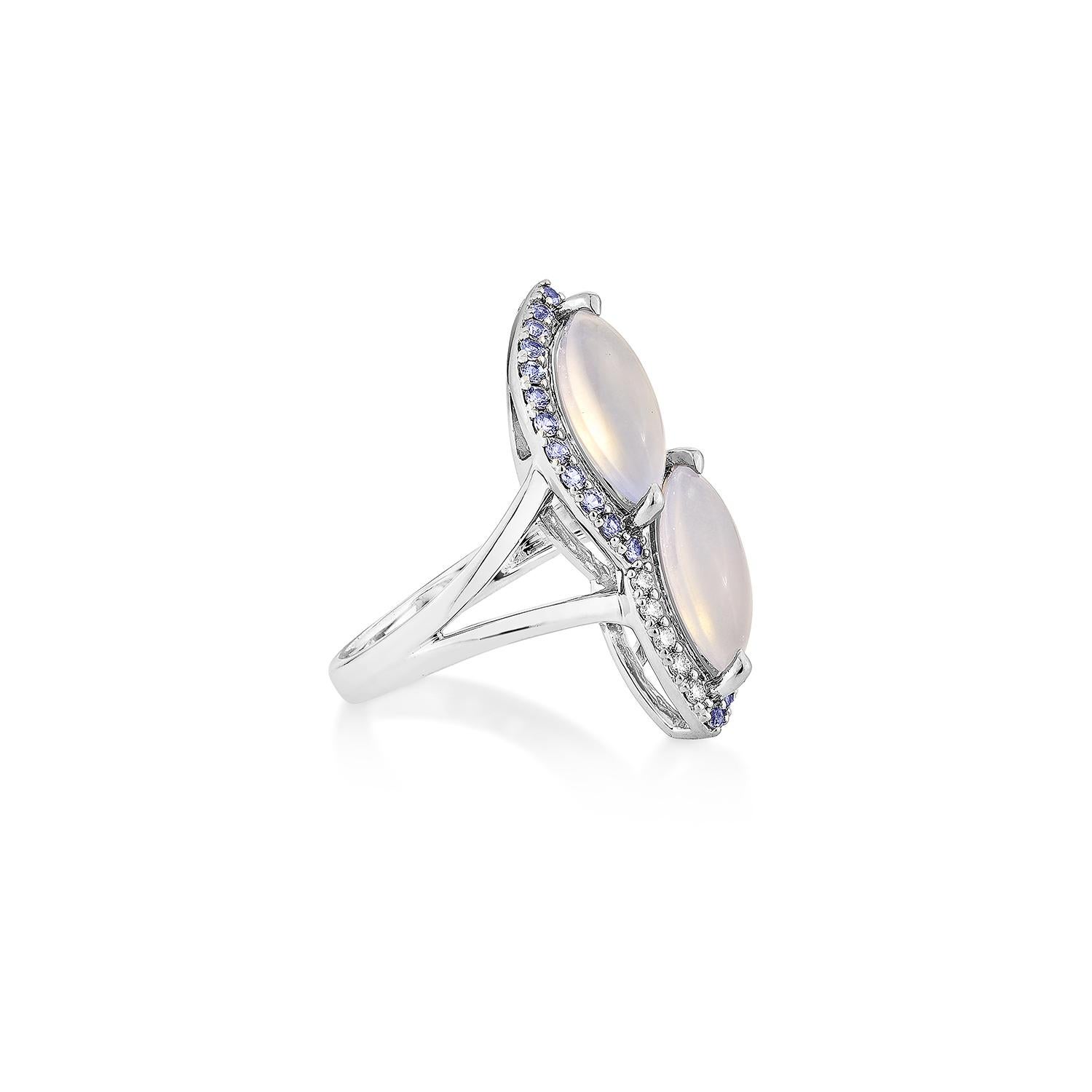 Entdecken Sie die Eleganz unseres blauen Chalcedonrings aus der Sunita Nahata Collection'S. Der blaue Chalcedon ist ideal für alle, die Ruhe und Ausgeglichenheit schätzen, denn er hilft, Emotionen zu bewältigen und Frieden zu finden. Dieser Ring