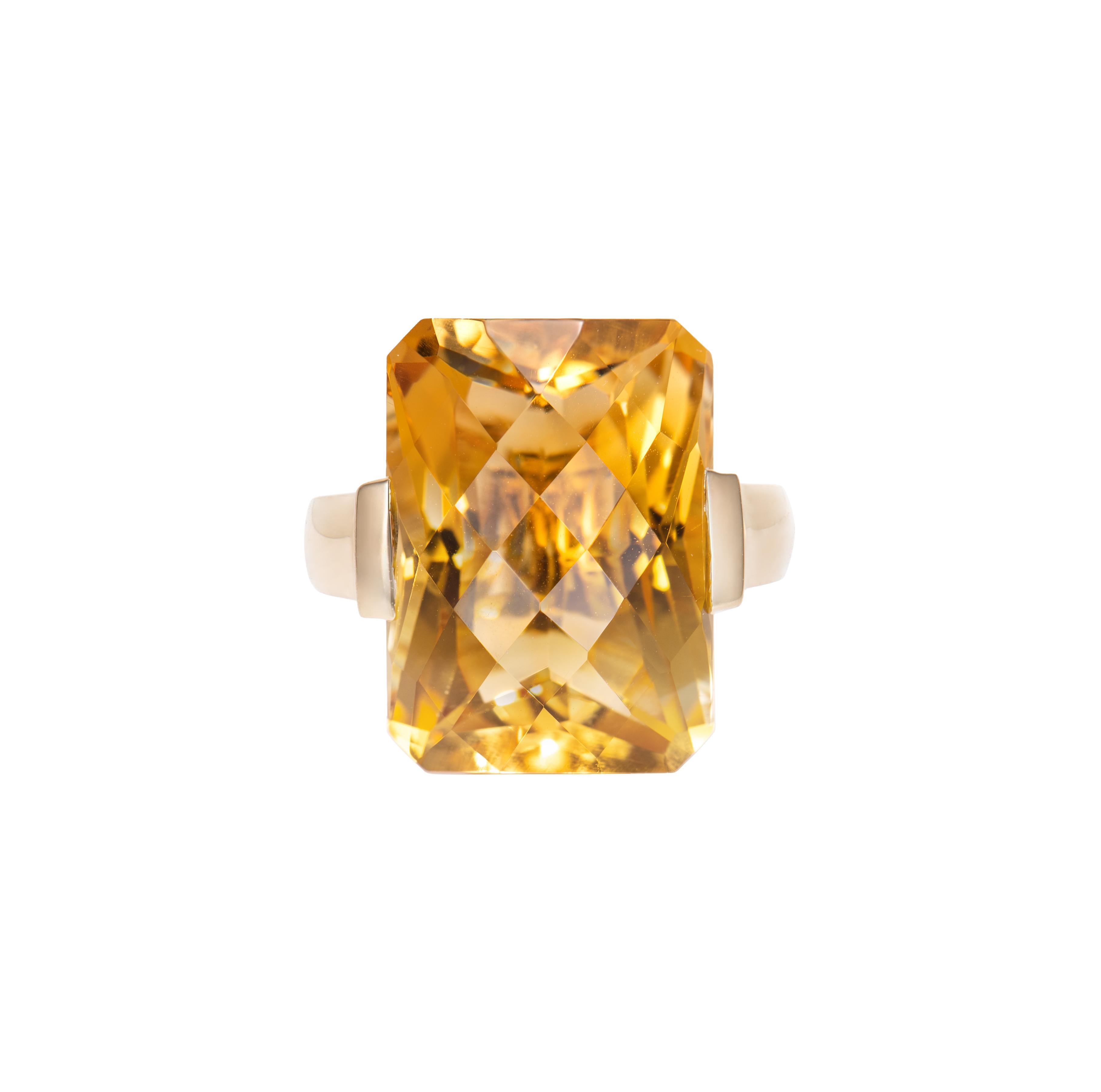 Es ist schick Citrin Ring in einem Oktagon Form mit gelben Farbton. Der Ring ist elegant und kann zu vielen Anlässen getragen werden. 

Citrin Fancy Ring aus 14 Karat Roségold mit weißem Diamant.

Citrin: 13,71 Karat, 18X13mm Größe, achteckige