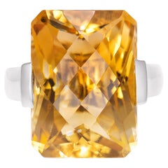 Sunita Nahata Citrino 13.99ct. Anillo de fantasía en 14KWG con diamante.