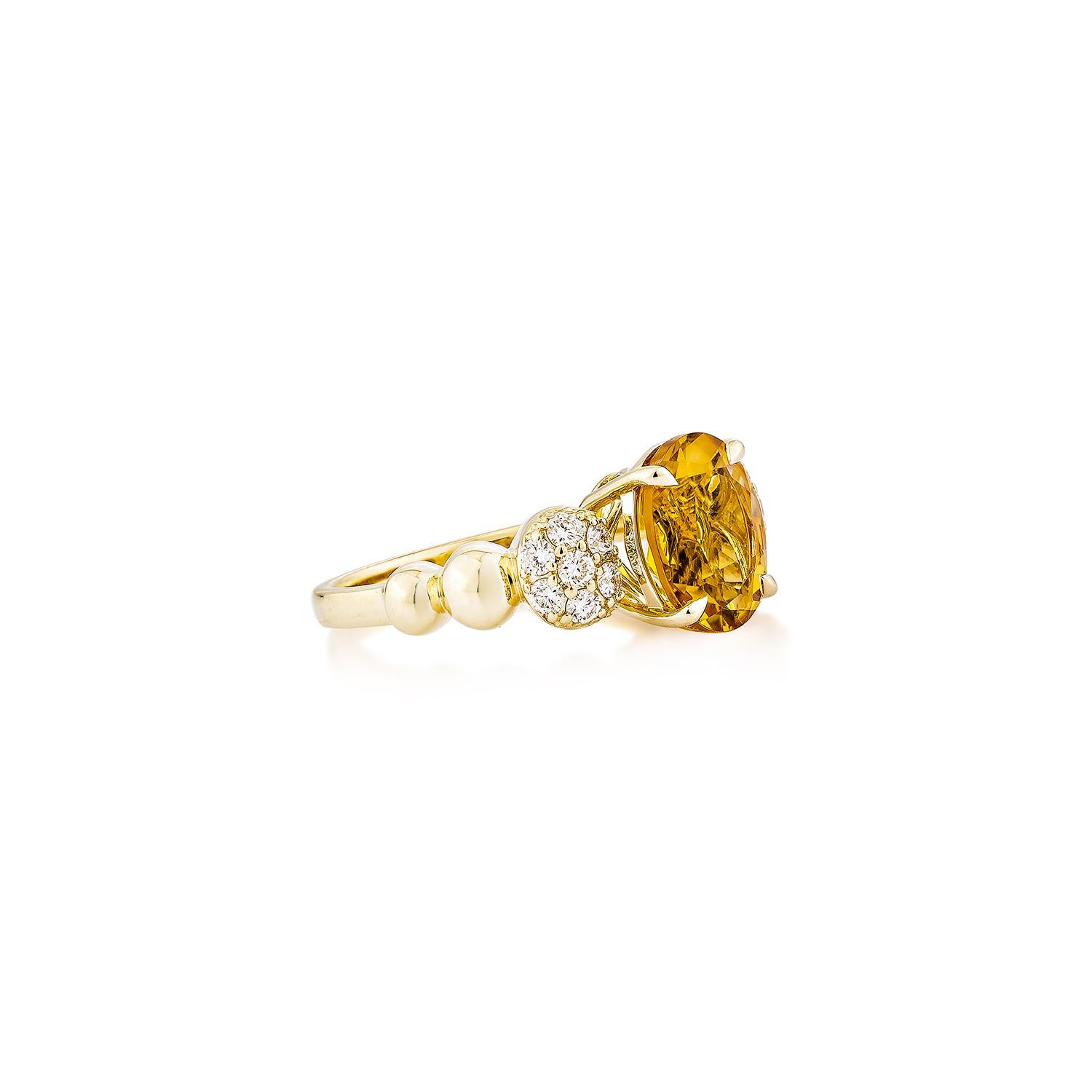 Un llamativo citrino de talla ovalada protagoniza este elegante anillo, acentuado con diamantes y realizado en oro amarillo de 14 quilates . Una radiante mezcla de calidez, brillo y sofisticación.
  
Anillo Fantasía Citrino en Oro Amarillo de 14