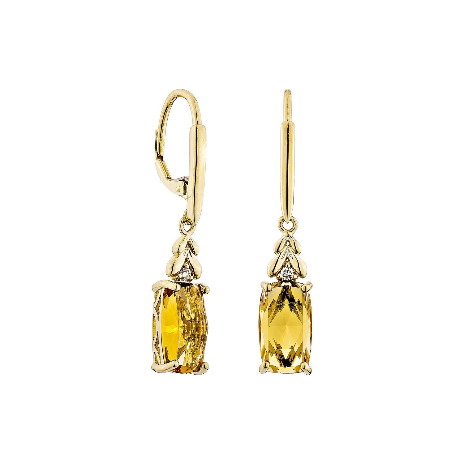 Eleganti orecchini a goccia di citrino in oro giallo 14K con accenti di diamante.
Questi raffinati orecchini a goccia presentano vibranti citrini dorati incastonati in oro giallo 14 carati, accentati da un tocco di diamanti scintillanti. Un design