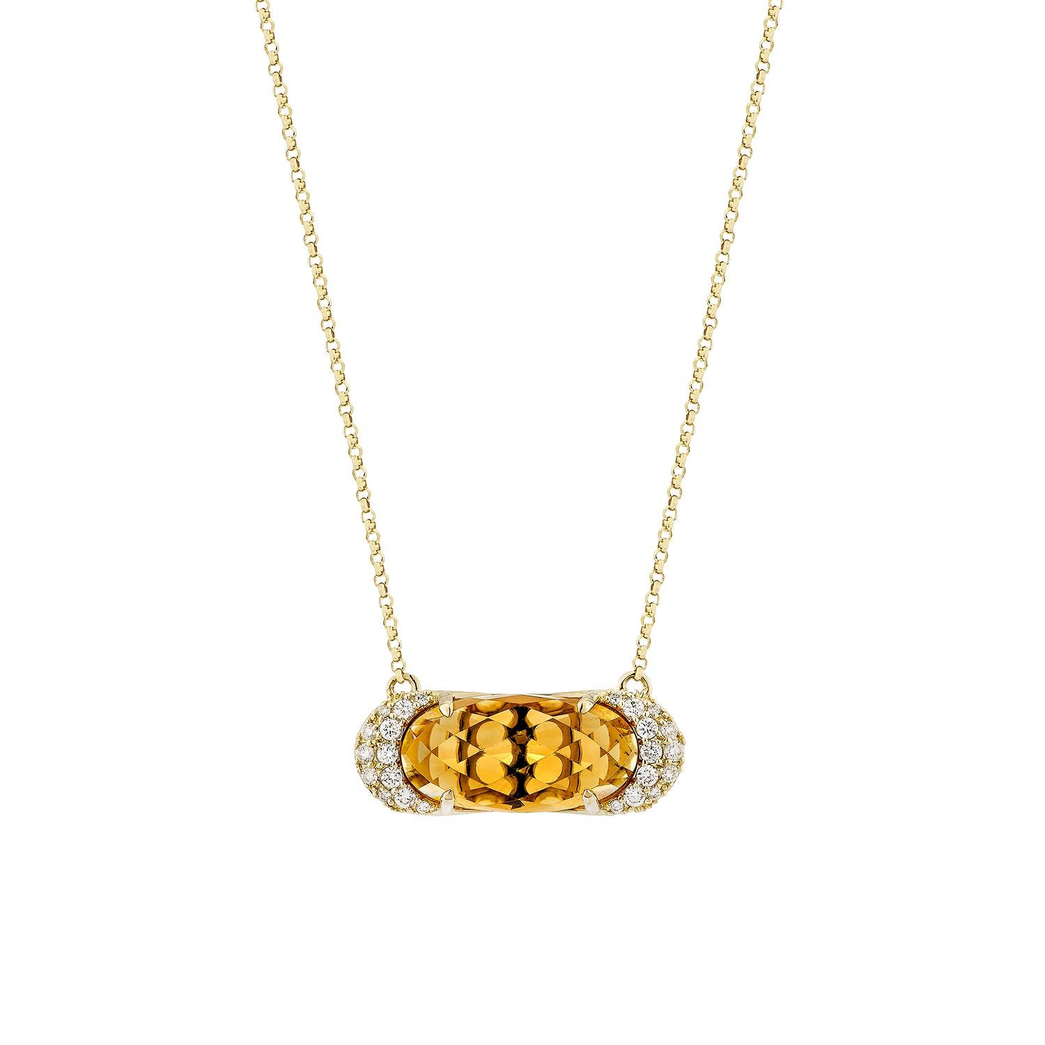 Radiosa e raffinata, questa collana presenta un citrino riccamente sfaccettato al centro, incorniciato da diamanti incastonati a pavé, il tutto incastonato in caldo oro giallo 14 carati - una dichiarazione audace ma elegante.

Citrino 5,00ct.