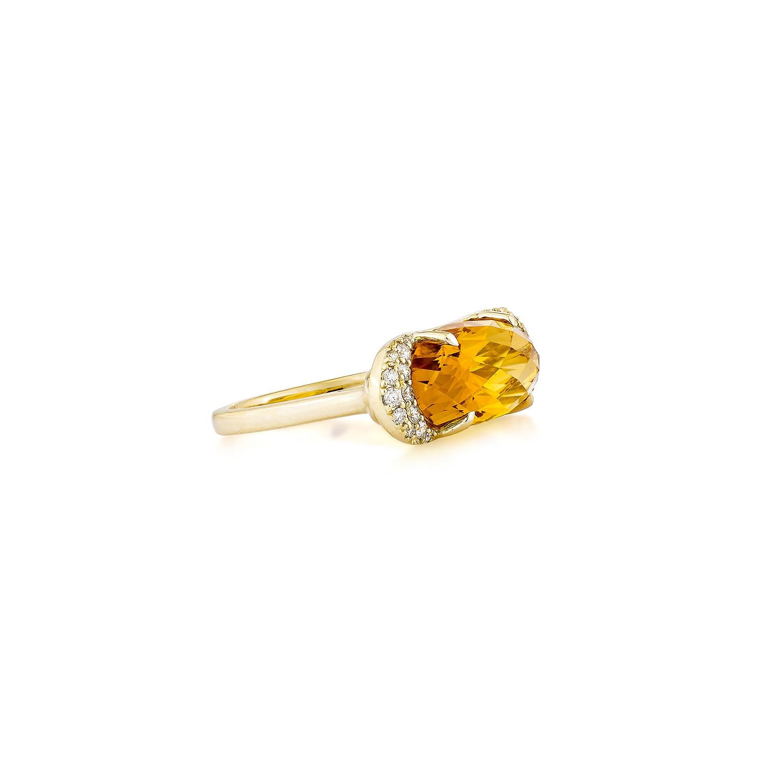 Es ist schick Citrin Ring in einer ovalen Form mit gelben Farbton. Der Ring ist elegant und kann zu vielen Anlässen getragen werden. 

Citrin Fancy Ring aus 14 Karat Gelbgold mit weißem Diamant.

Citrin: 5,29 Karat, 16,20 x 8,20 mm groß, ovale
