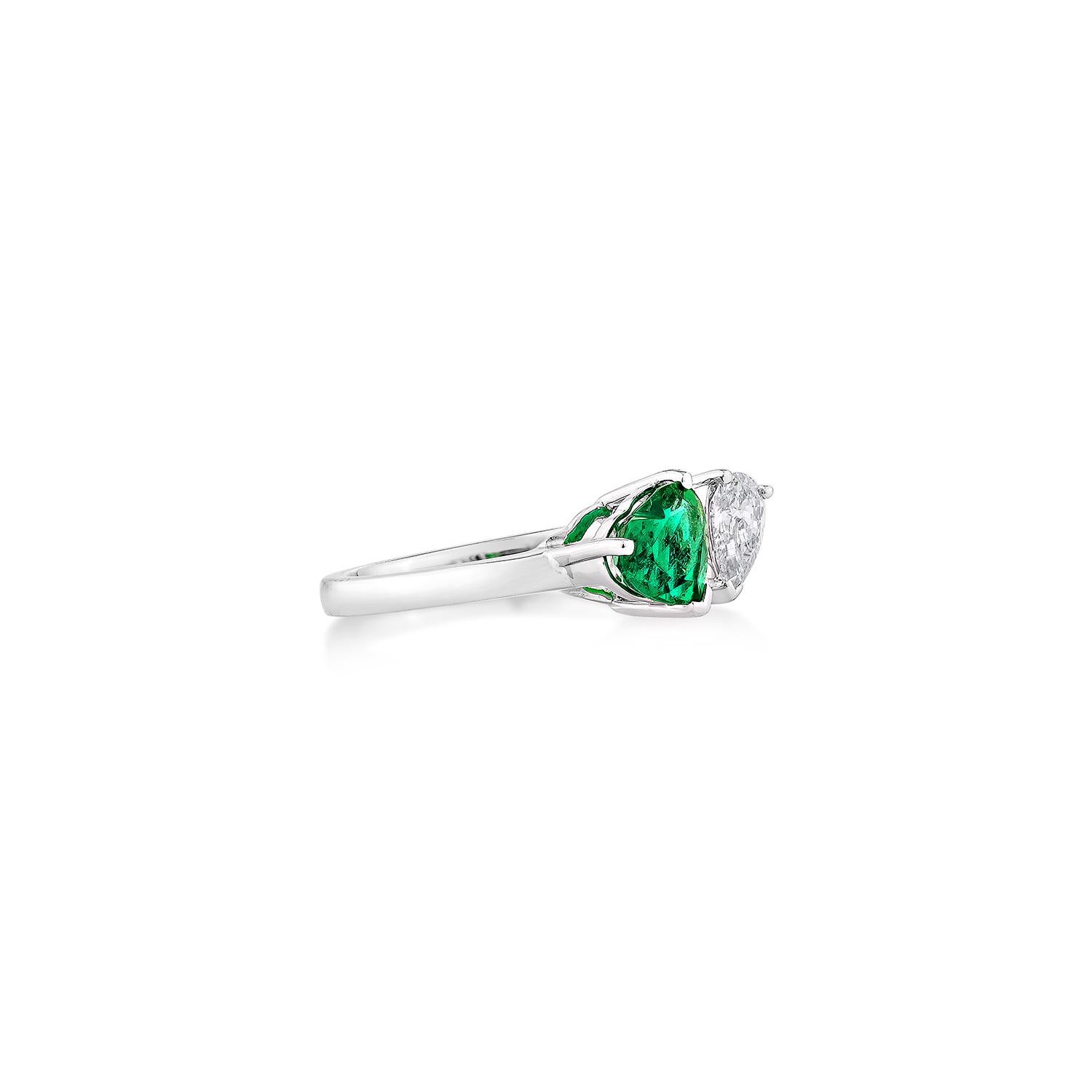 Engarzado en oro blanco de 18 quilates, este elegante anillo Toi et Moi combina una viva esmeralda en forma de corazón con un brillante diamante en forma de pera, un llamativo símbolo de amor y conexión.

Anillo Fantasía Esmeralda en Oro Blanco de