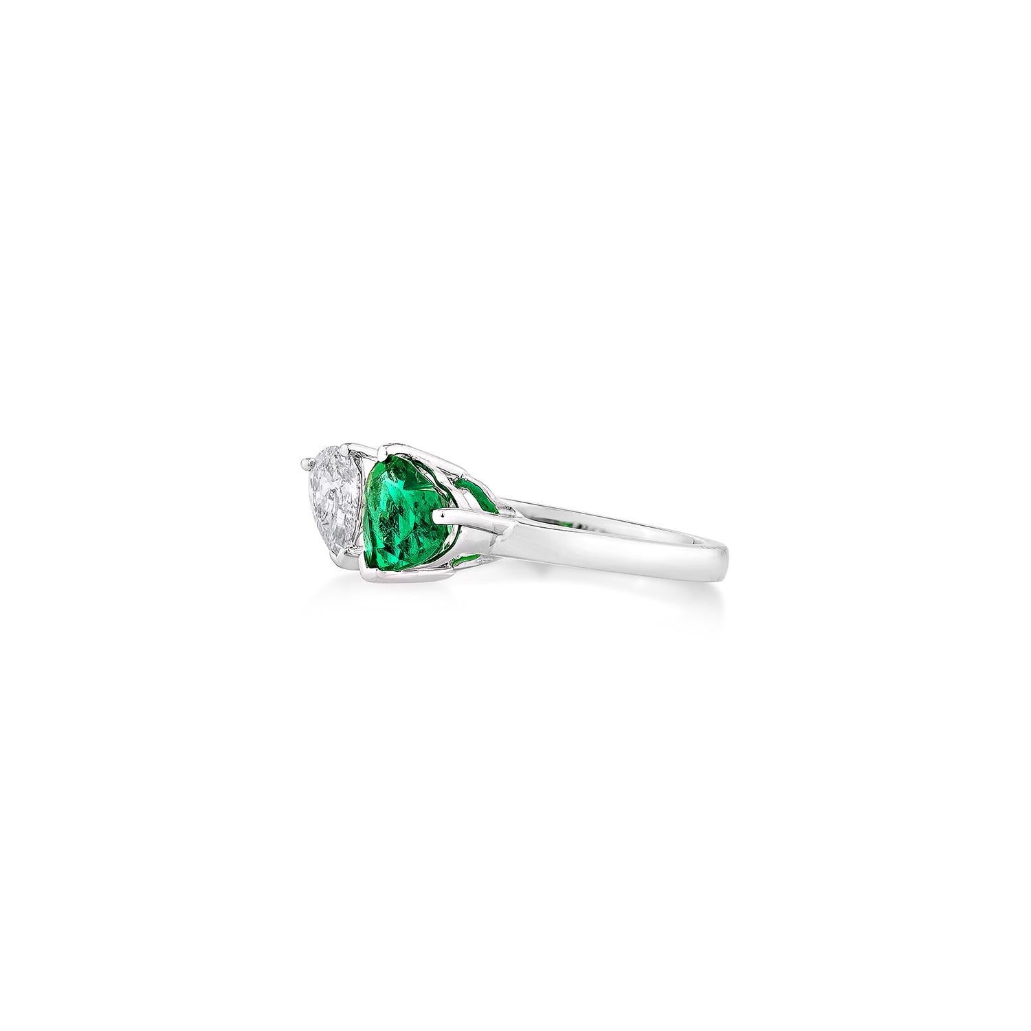 Esmeralda Sunita Nahata 0.83 ct. Anillo de fantasía en 18KWG con diamante blanco. Corte de corazón en venta