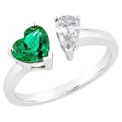 Esmeralda Sunita Nahata 0.83 ct. Anillo de fantasía en 18KWG con diamante blanco.
