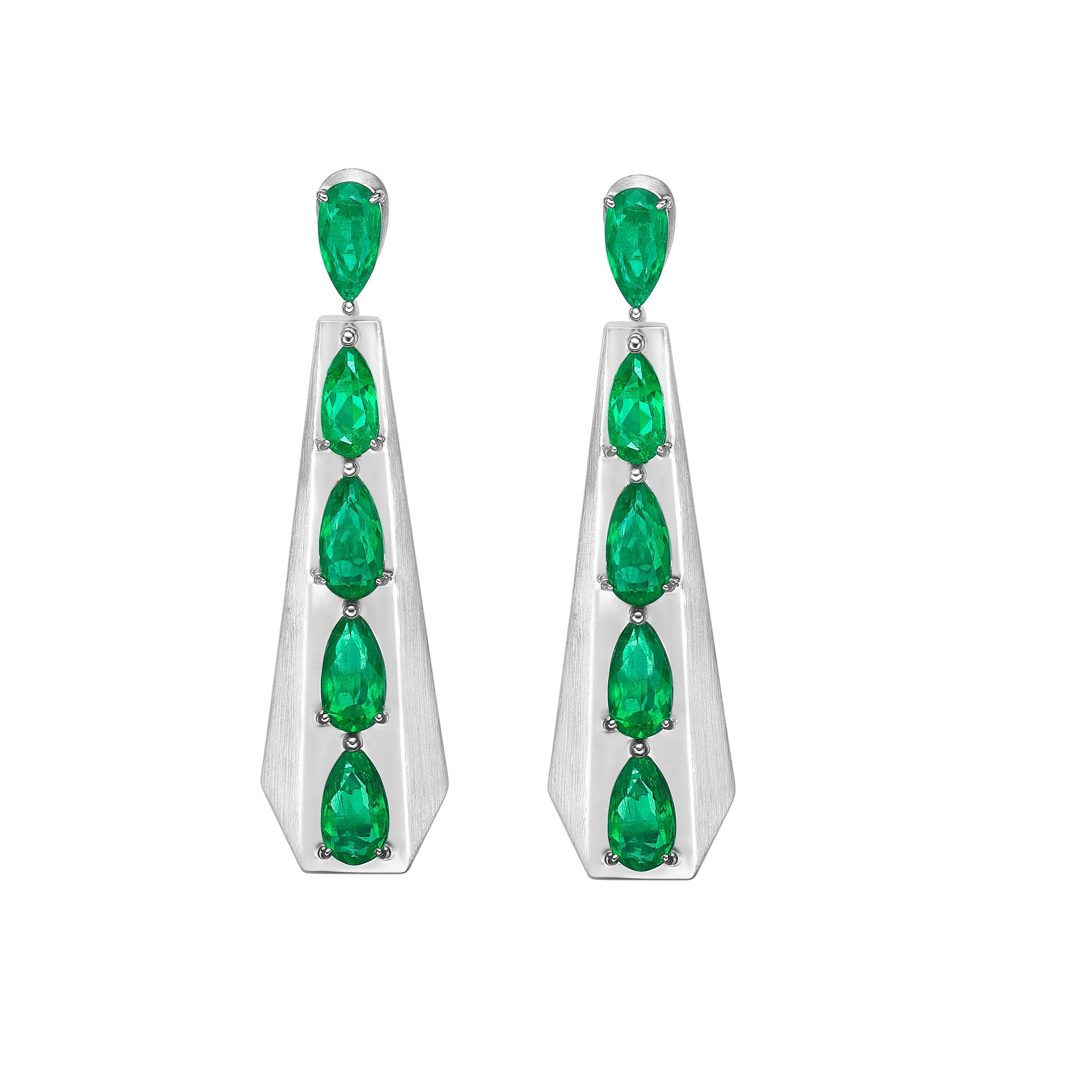 Contemporaneo Sunita Nahata Emerald 4.73ct. Drop Earrings in 18KWG with Diamond. in vendita