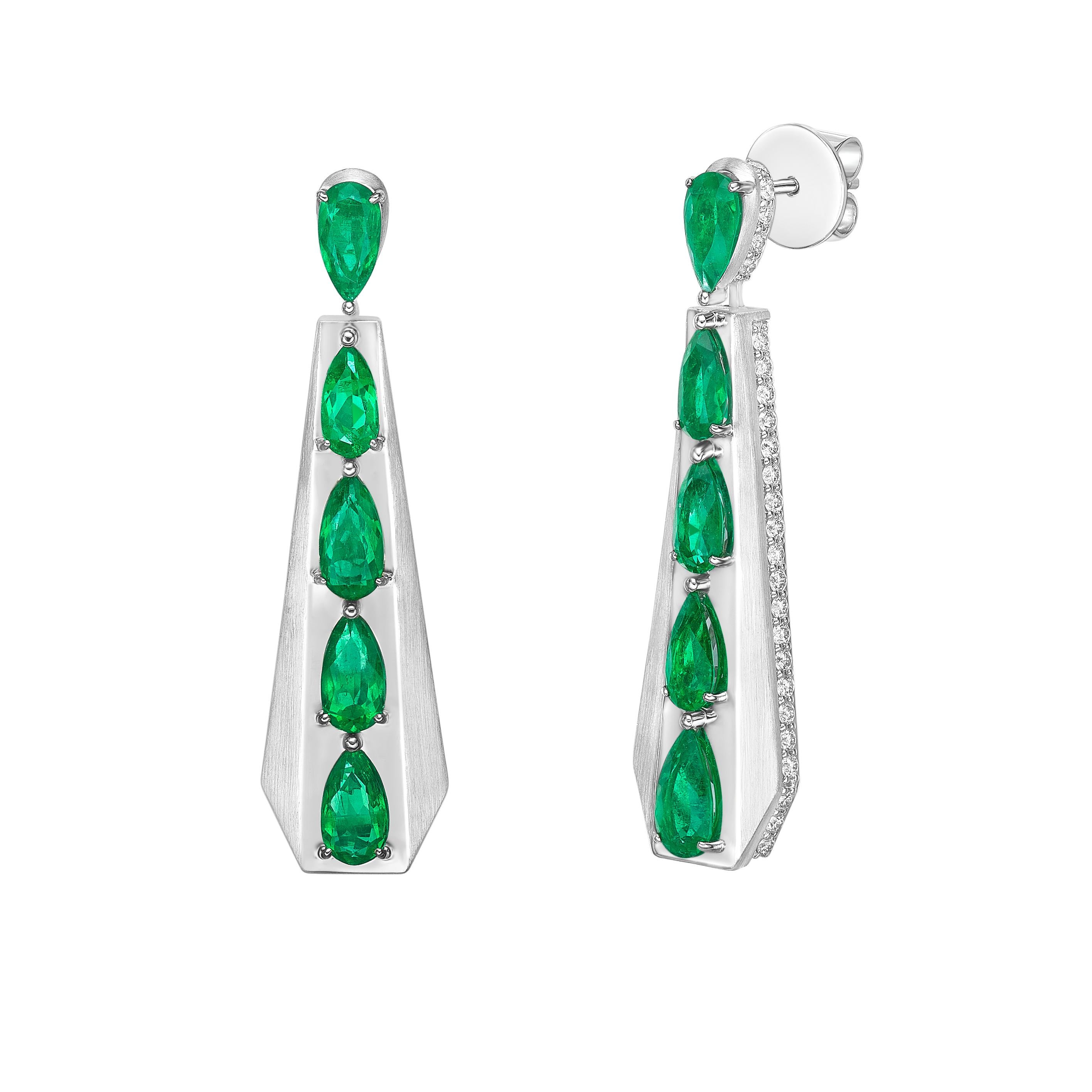 Taglio a goccia Sunita Nahata Emerald 4.73ct. Drop Earrings in 18KWG with Diamond. in vendita