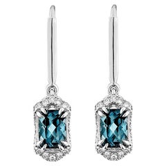 Sunita Nahata London Blue Topaze 2.43 carat Boucle d'oreille pendante en 14KWG avec diamant.