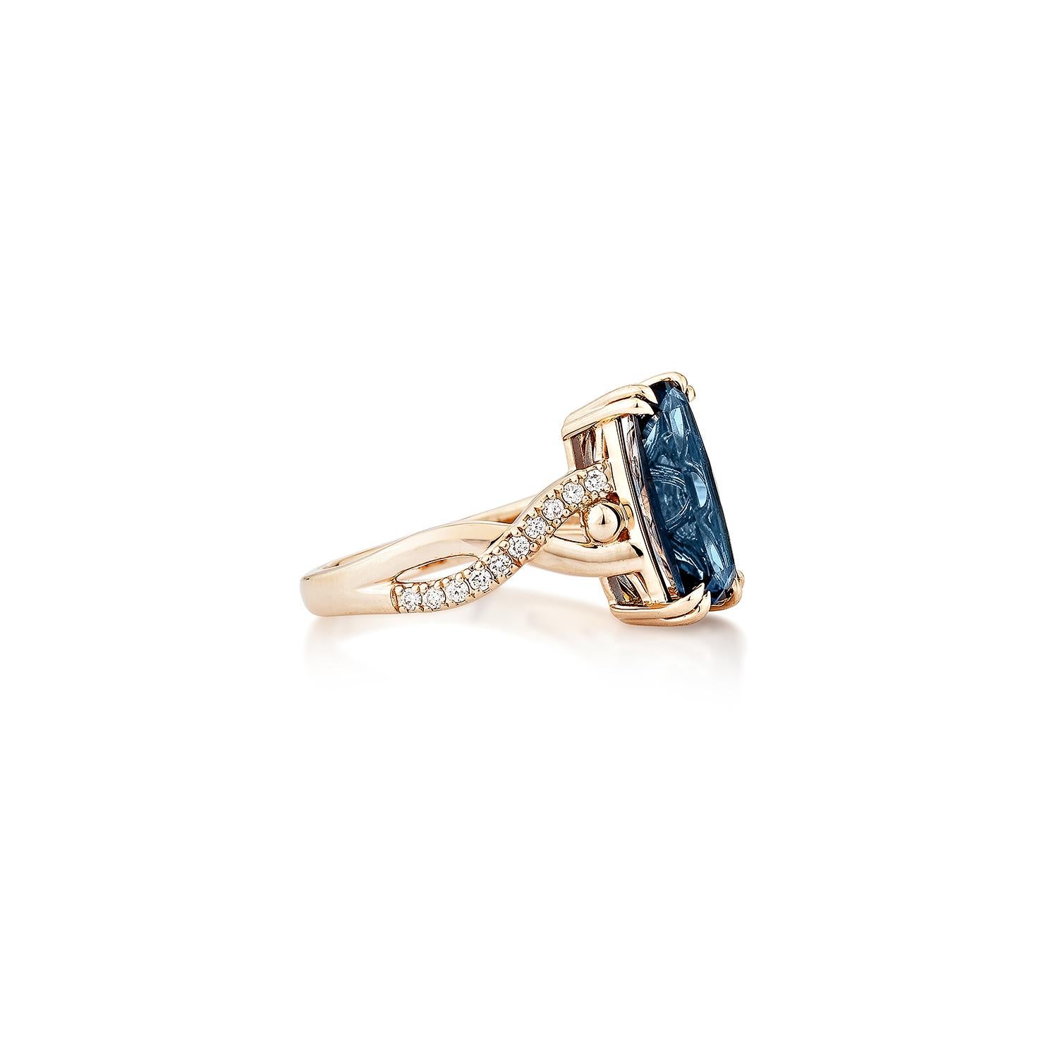 Une bague sophistiquée en or rose 14 carats ornée de topazes bleues de Londres, élégamment rehaussée de diamants scintillants pour un look intemporel et raffiné.
  
Bague fantaisie en Topaze bleue de Londres en 14KRG avec diamant.

Topaze bleue de