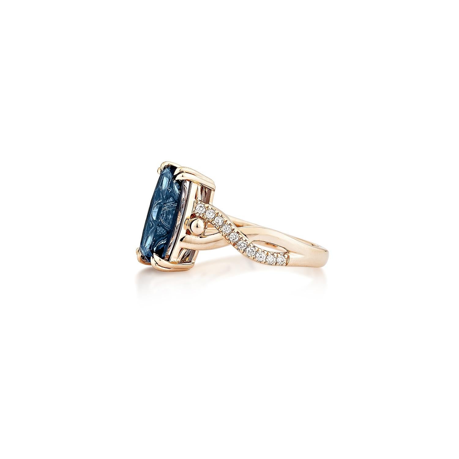 Taille coussin Sunita Nahata London Blue Topaze 2.66 carat Bague fantaisie en 14KRG avec diamant. en vente