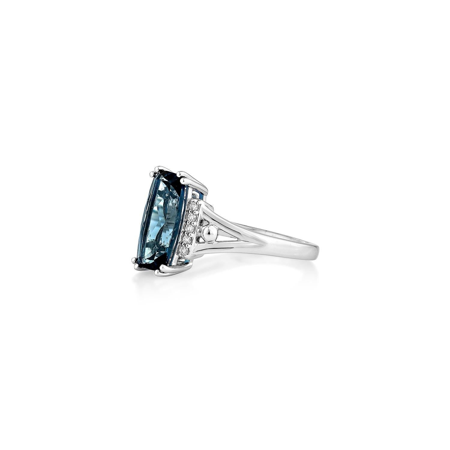 Sunita Nahata London Blauer Topas 2.74 Karat. Fancy Ring in 14KWG mit Diamant. (Kissenschliff) im Angebot