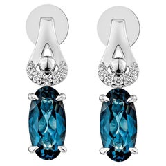 Sunita Nahata London Blue Topaze 2.80 carat Boucle d'oreille pendante en 14KWG avec diamant.