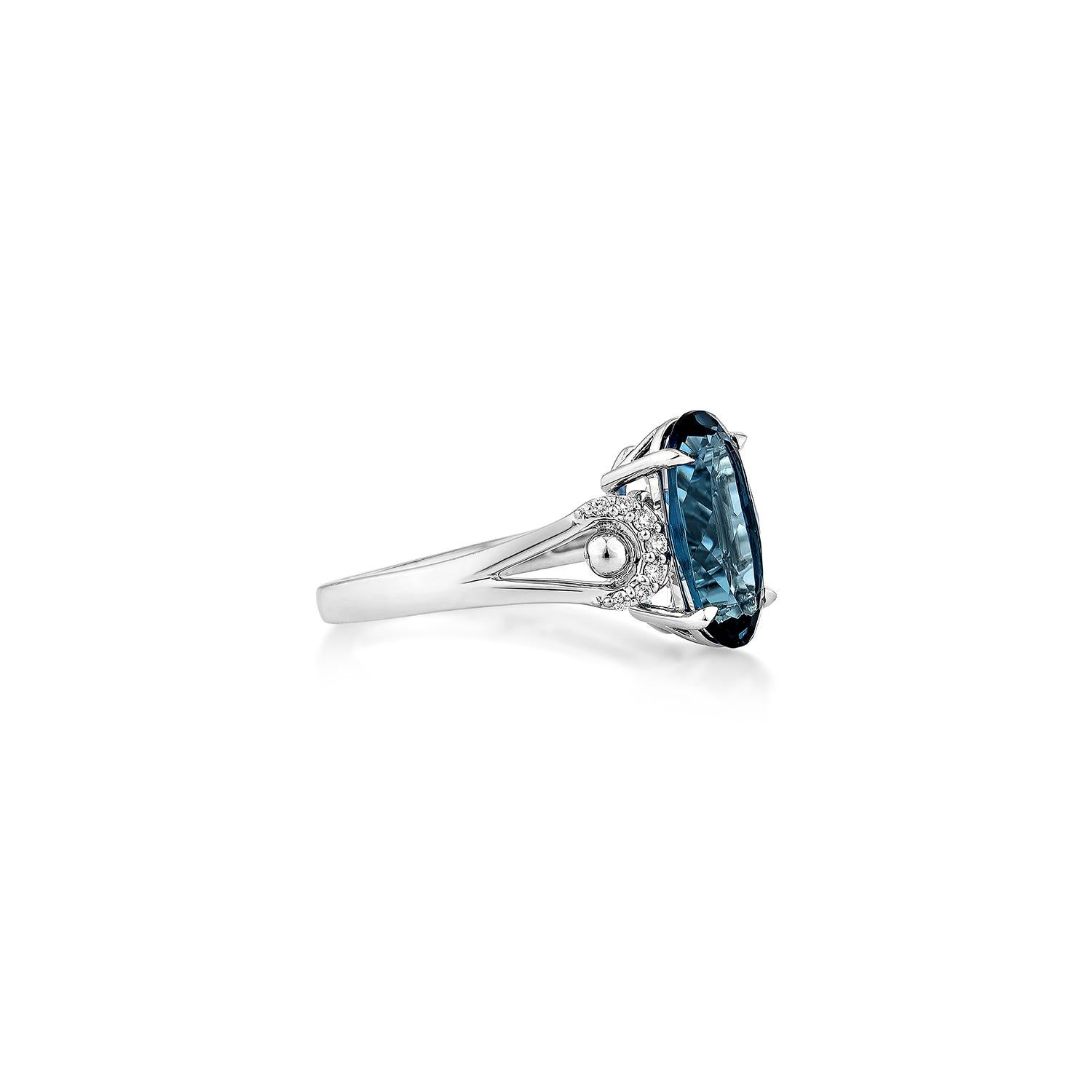 Ein raffinierter Londoner Blautopas-Fancy-Ring aus 14 Karat Weißgold, elegant akzentuiert mit schimmernden Diamanten für ein zeitloses und raffiniertes Aussehen.
  
Londoner Blautopas Fancy Ring in 14KWG mit Diamant.

Londoner Blautopas: 2,83 Karat,