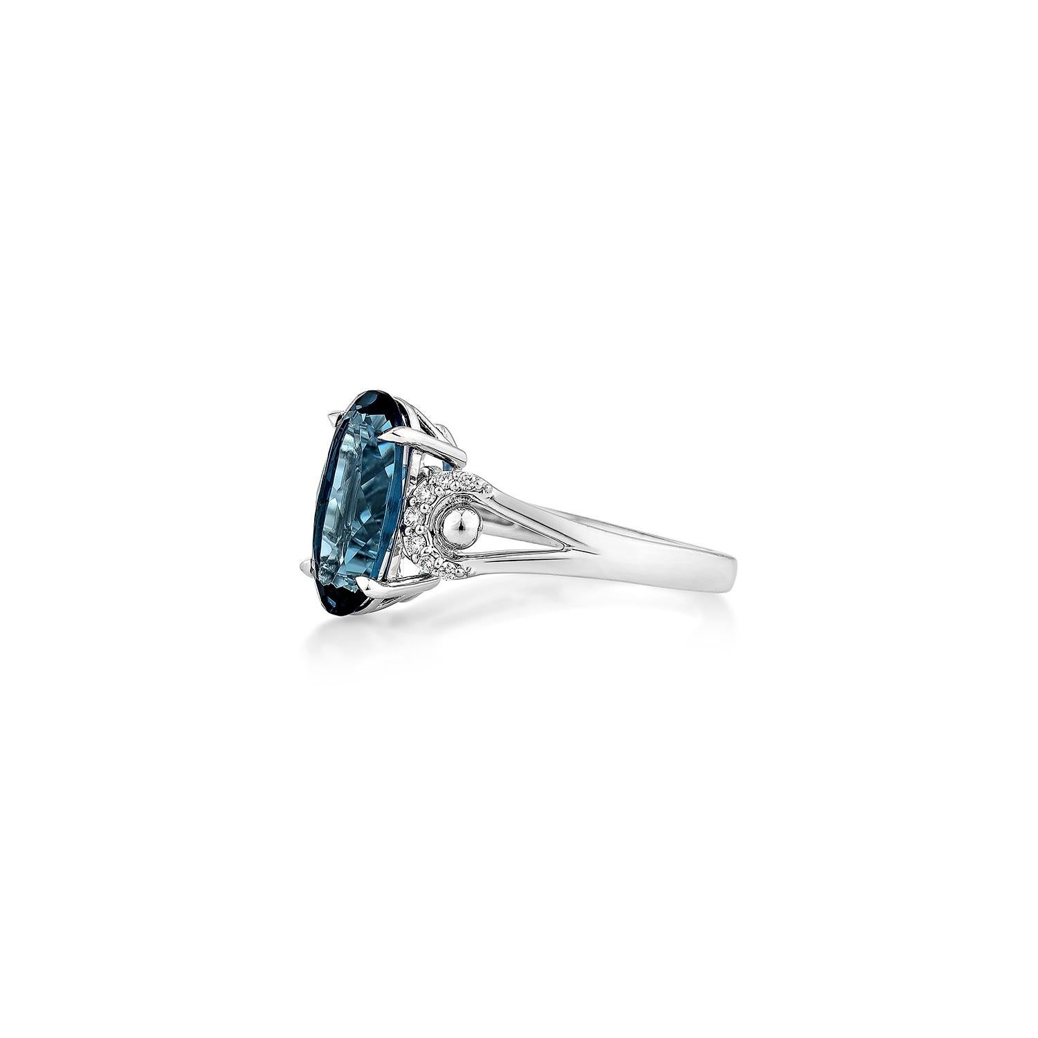 Sunita Nahata London Blauer Topas 2.83 Karat. Fancy Ring in 14KWG mit Diamant. (Ovalschliff) im Angebot