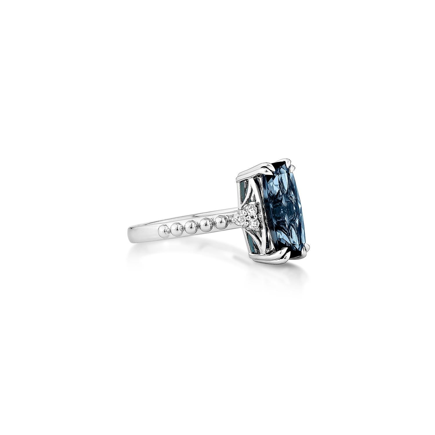 Un sofisticado Anillo Fantasía de Topacio Azul de Londres en Oro Blanco de 14 quilates, elegantemente acentuado con brillantes diamantes para un aspecto atemporal y refinado.
  
Anillo de fantasía de topacio azul de Londres en 14KWG con