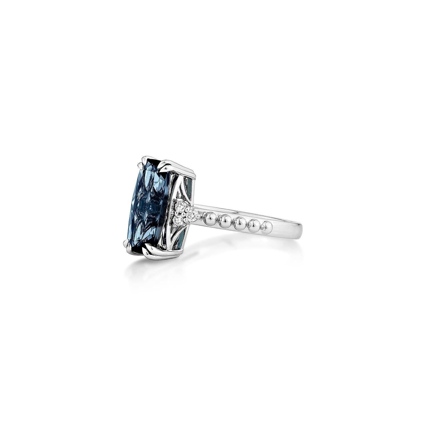 Sunita Nahata Topacio azul de Londres 2.84 ct. Anillo de fantasía en 14KWG con diamante. Corte cojín en venta