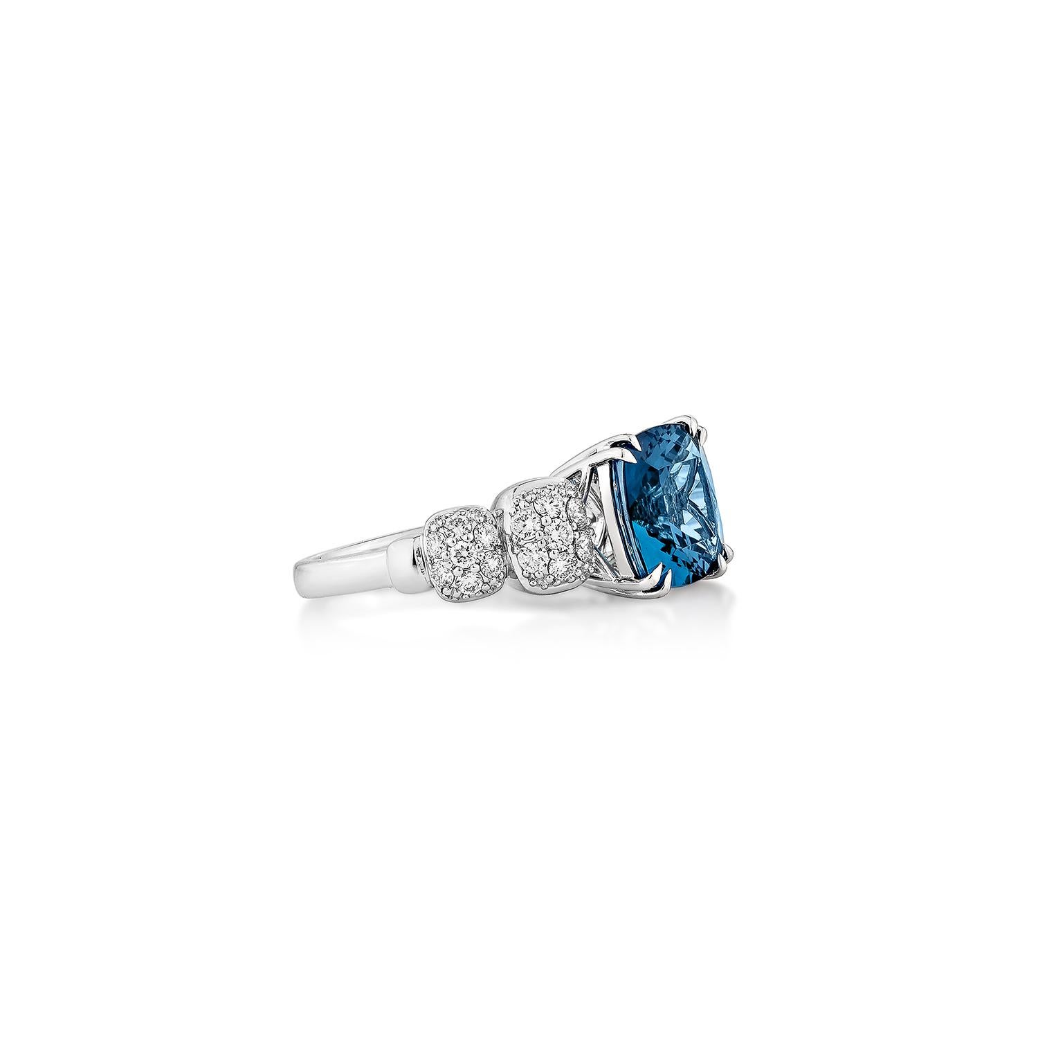 Wir stellen einen neuen Ringstil vor, der für Luxus, Mode und persönliches Flair steht. Die Kollektion umfasst antike Ringe, die mit wunderschönen Edelsteinen aus Londoner Blautopas geschmückt sind. Ein herausragendes Stück ist ein Ring mit Londoner