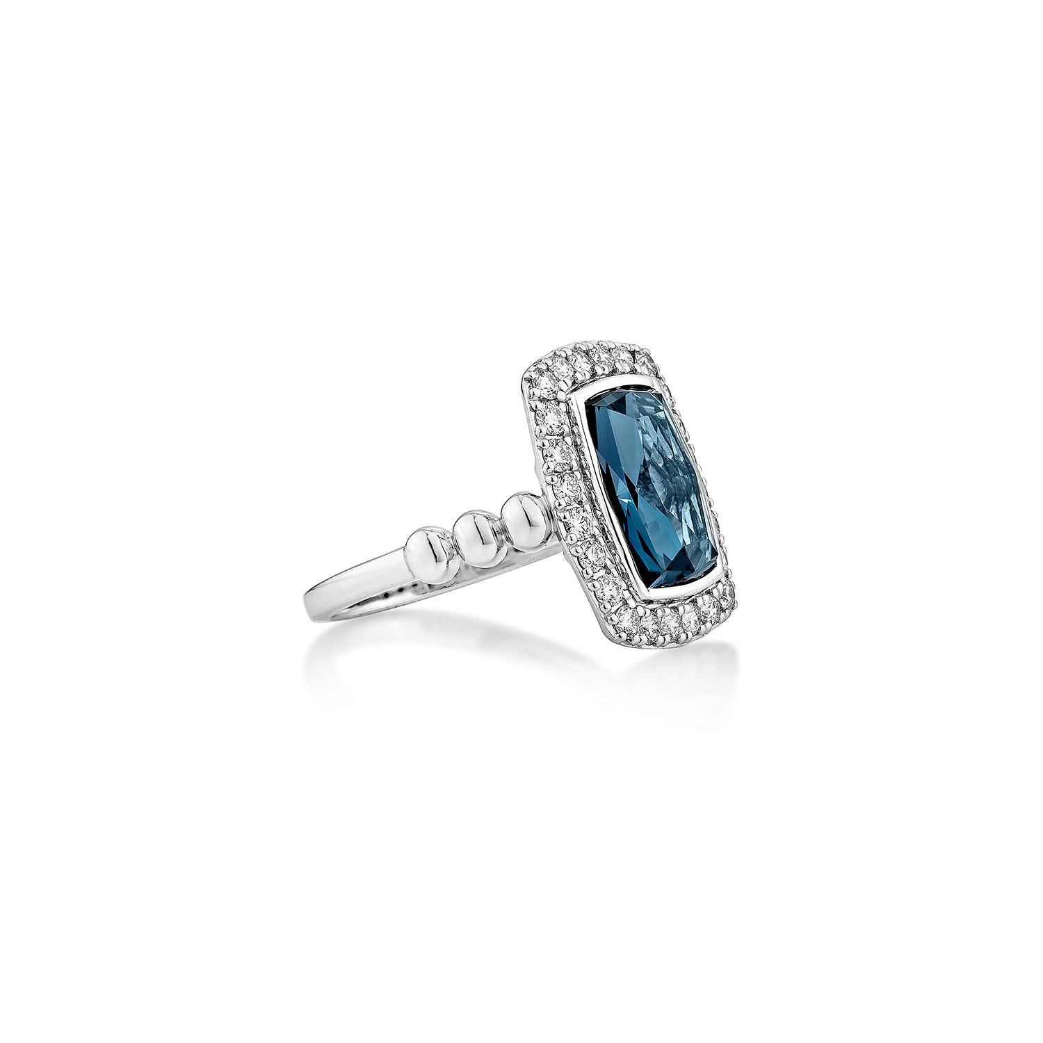 Wir stellen einen neuen Ringstil vor, der für Luxus, Mode und persönliches Flair steht. Die Kollektion umfasst antike Ringe, die mit wunderschönen Edelsteinen aus Londoner Blautopas geschmückt sind. Ein herausragendes Stück ist ein Ring mit Londoner