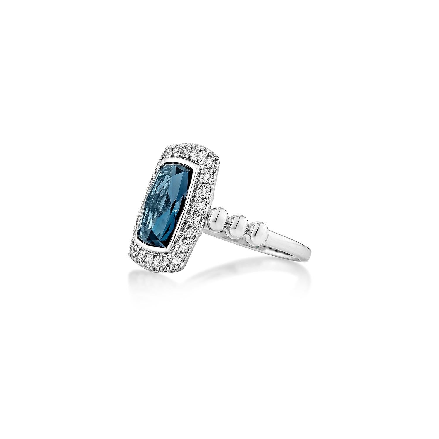 Sunita Nahata London Blauer Topas 3.29 Karat. Fancy Ring in 14KWG mit Diamant. (Kissenschliff) im Angebot