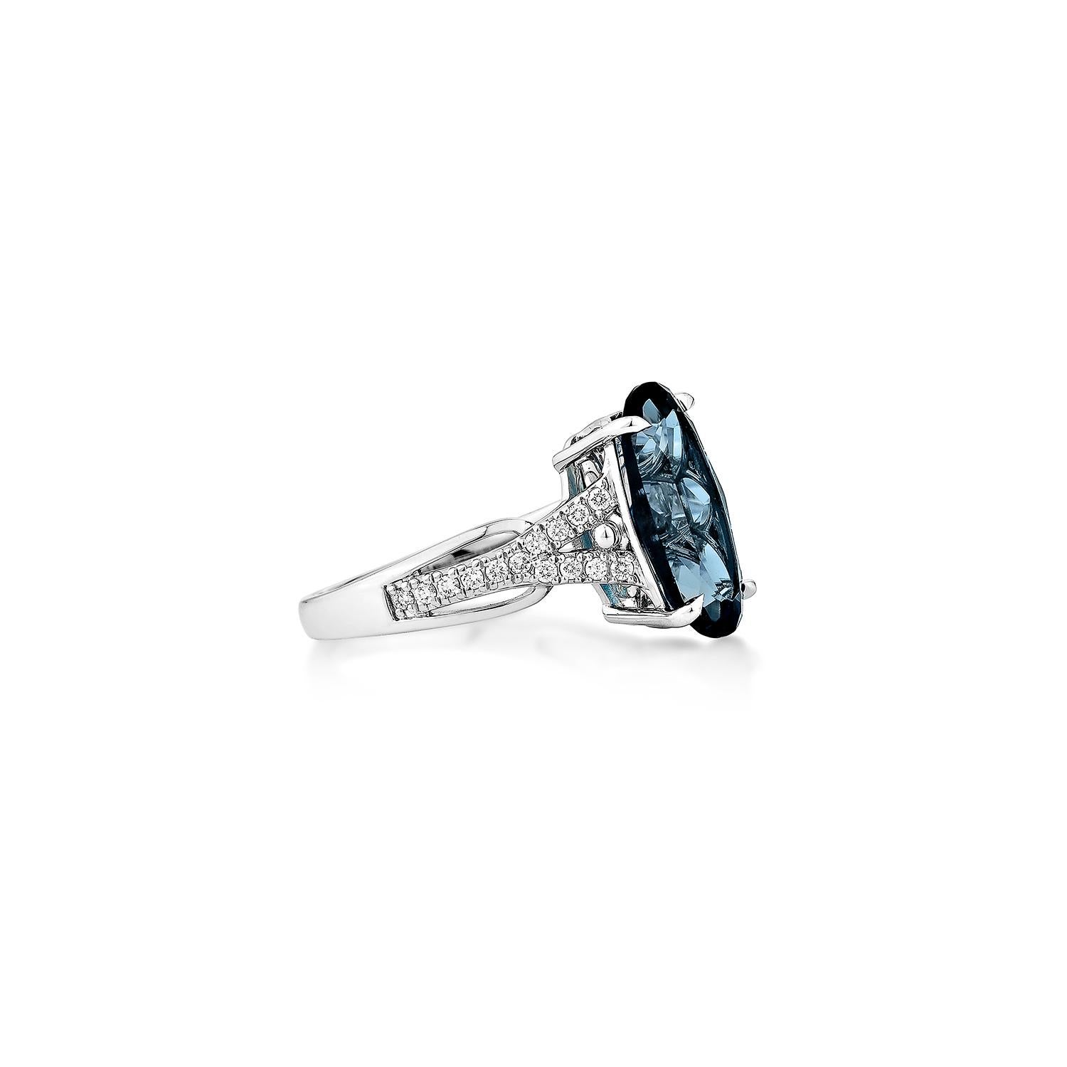 Ein raffinierter Londoner Blautopas-Fancy-Ring aus 14 Karat Weißgold, elegant akzentuiert mit schimmernden Diamanten für ein zeitloses und raffiniertes Aussehen.
  
Londoner Blautopas Fancy Ring in 14KWG mit Diamant.

Londoner Blautopas: 4,00 Karat,
