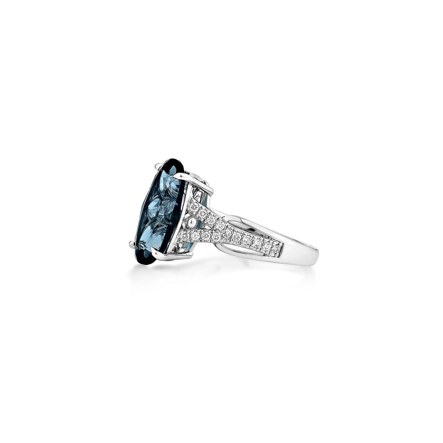 Sunita Nahata London Blauer Topas 4.00 Karat. Fancy Ring in 14KWG mit Diamant. (Ovalschliff) im Angebot