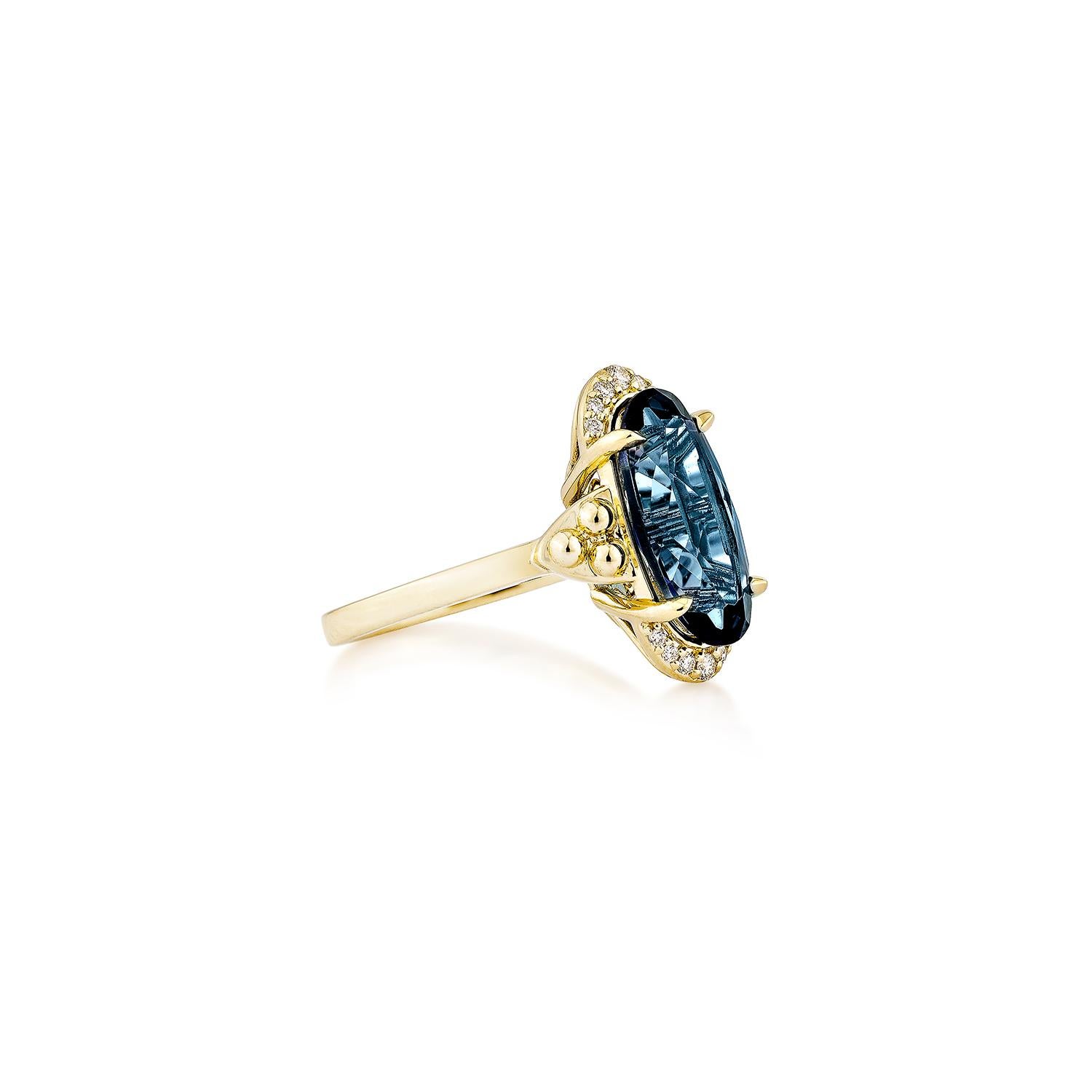 Ein raffinierter Londoner Blautopas-Fancy-Ring aus 14-karätigem Gelbgold, elegant akzentuiert mit schimmernden Diamanten für ein zeitloses und raffiniertes Aussehen.
  
Londoner Blautopas Fancy Ring in 14KYG mit Diamant.

Londoner Blautopas: 4,00