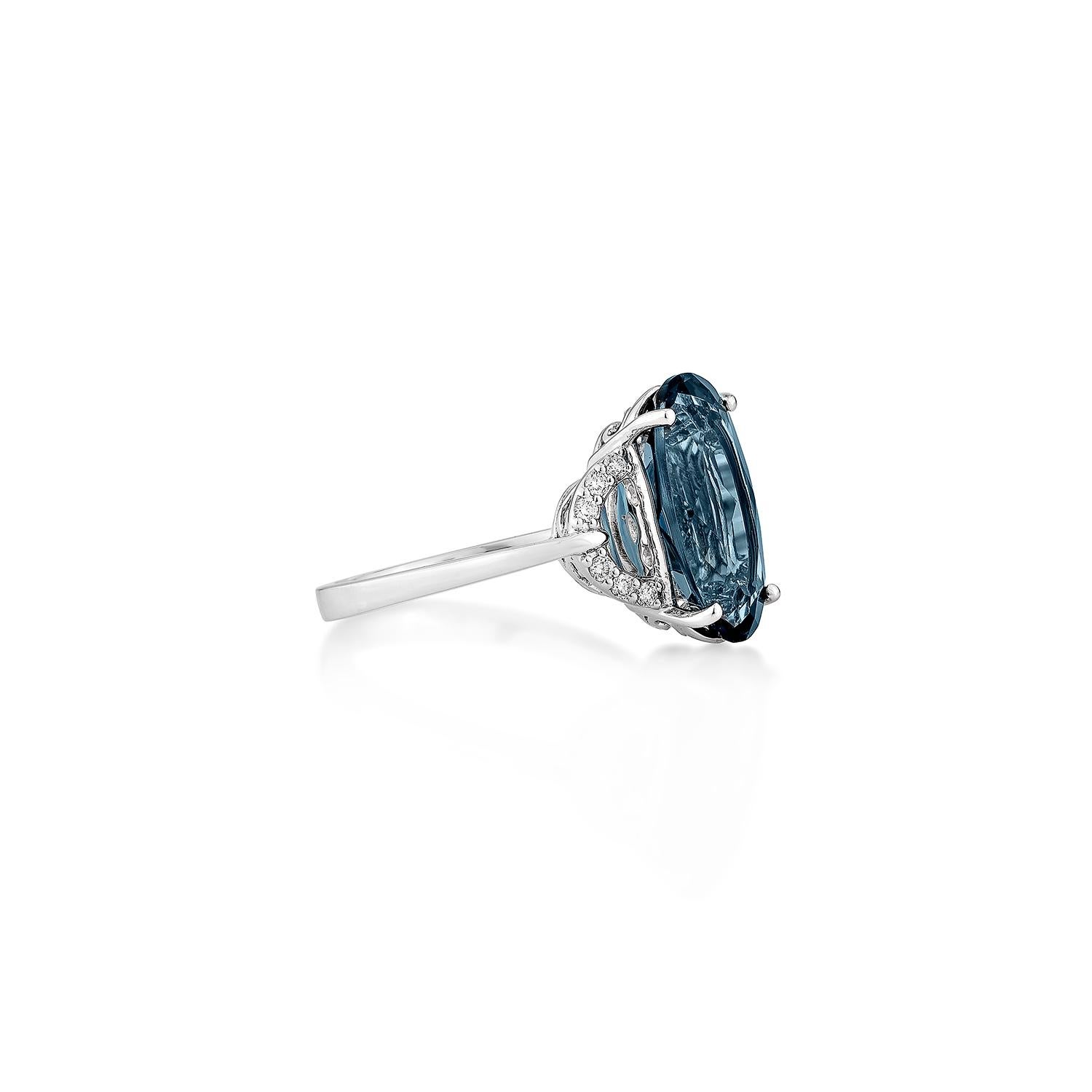 Ein raffinierter Londoner Blautopas-Fancy-Ring aus 14 Karat Weißgold, elegant akzentuiert mit schimmernden Diamanten für ein zeitloses und raffiniertes Aussehen.
  
Londoner Blautopas Fancy Ring in 14KWG mit Diamant.

Londoner Blautopas: 4,18 Karat,