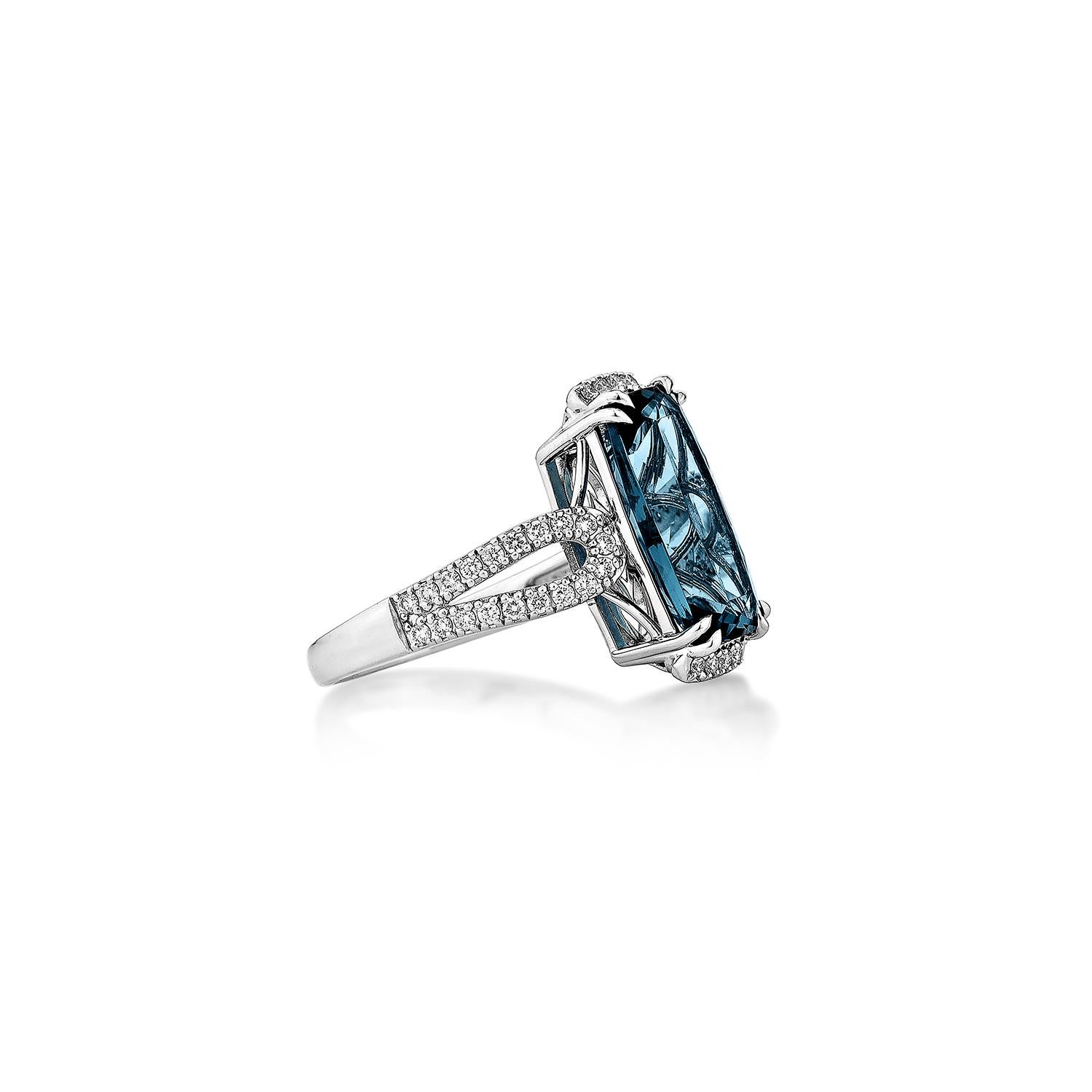 Ein raffinierter Londoner Blautopas-Fancy-Ring aus 14 Karat Weißgold, elegant akzentuiert mit schimmernden Diamanten für ein zeitloses und raffiniertes Aussehen.
  
Londoner Blautopas Fancy Ring in 14KWG mit Diamant.

Londoner Blautopas: 4,75 Karat,