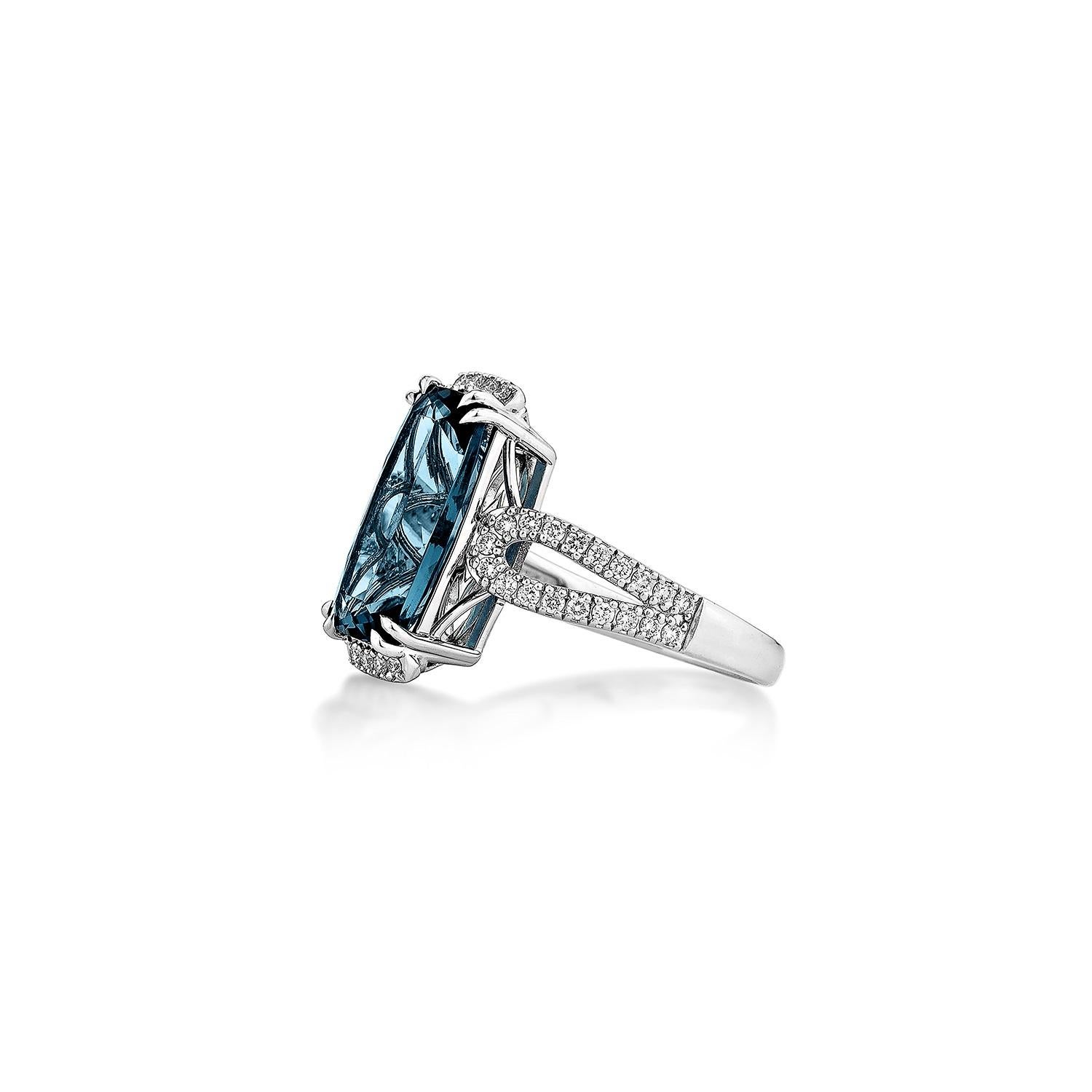 Sunita Nahata London Blauer Topas 4.75 Karat. Fancy Ring in 14KWG mit Diamant. (Kissenschliff) im Angebot