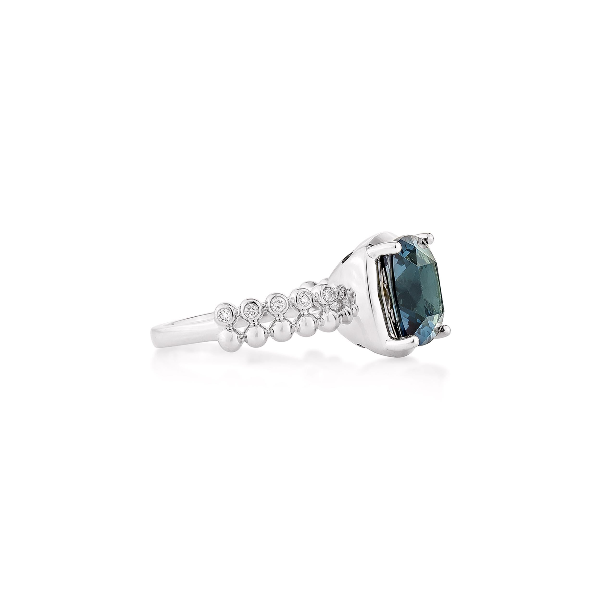 Wir stellen einen neuen Ringstil vor, der für Luxus, Mode und persönliches Flair steht. Die Kollektion umfasst antike Ringe, die mit wunderschönen Edelsteinen aus Londoner Blautopas geschmückt sind. Ein herausragendes Stück ist ein Ring mit Londoner