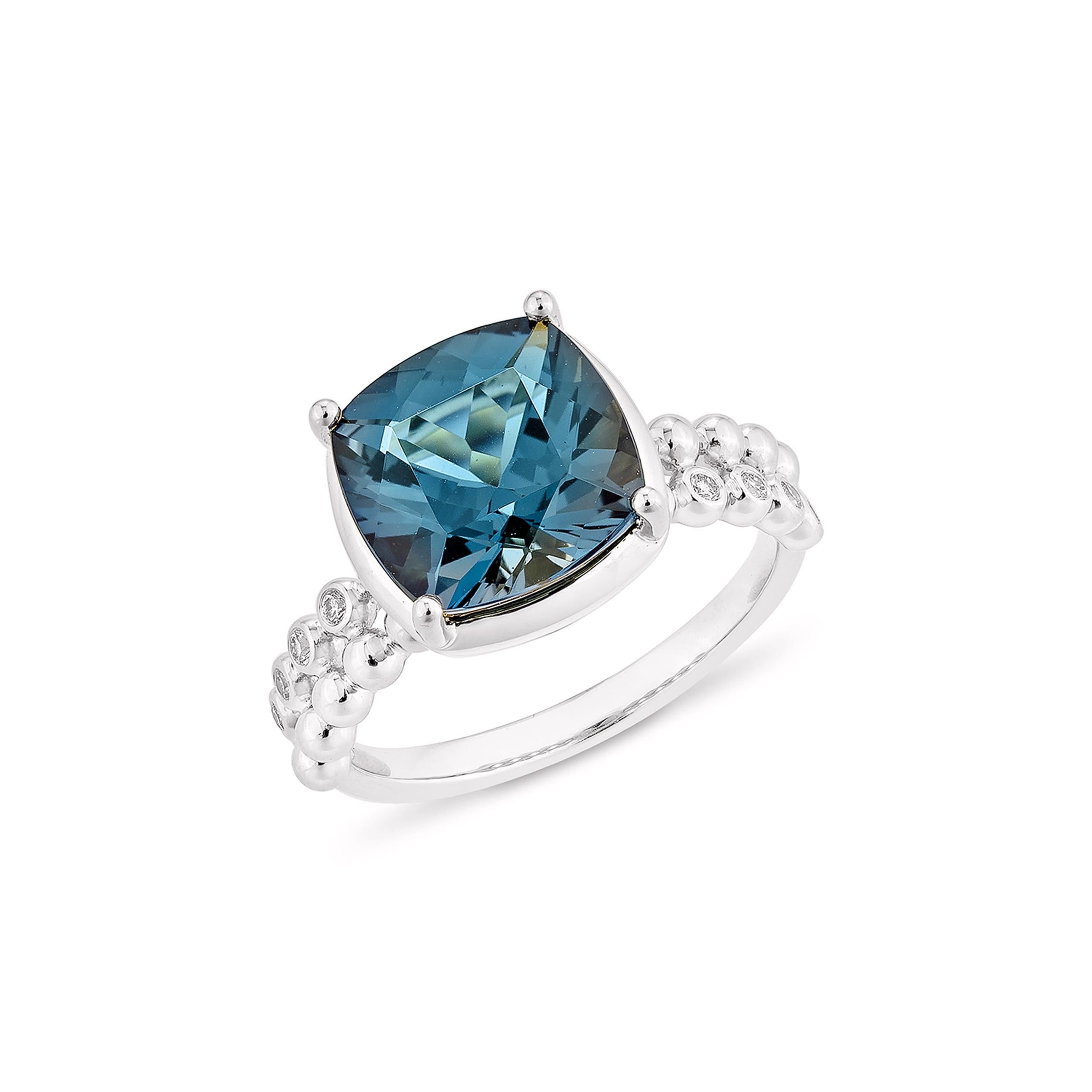 Sunita Nahata London Blauer Topas 5.01 Karat. Fancy Ring in 14KWG mit Diamant. (Zeitgenössisch) im Angebot