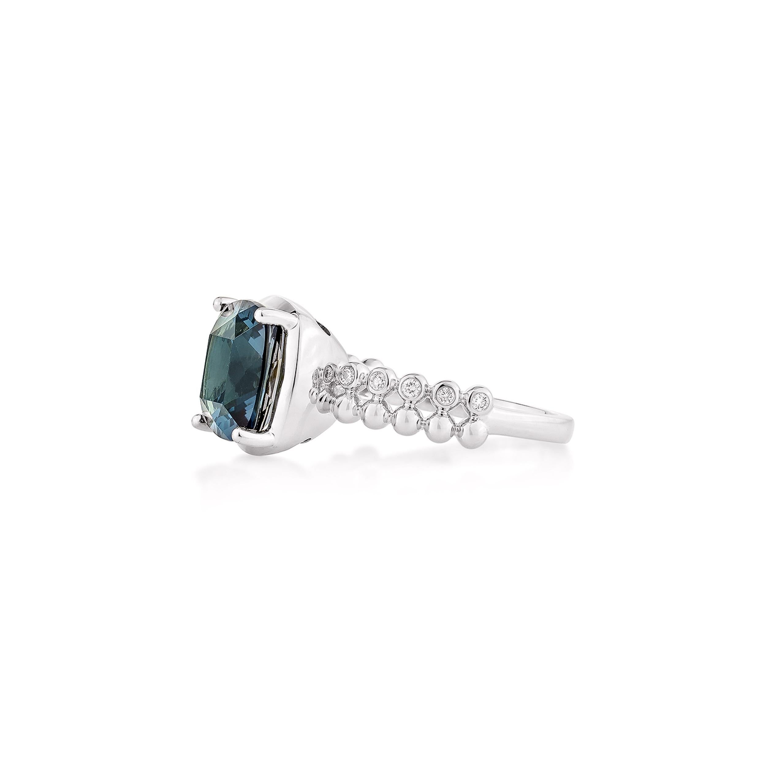 Sunita Nahata London Blauer Topas 5.01 Karat. Fancy Ring in 14KWG mit Diamant. (Kissenschliff) im Angebot