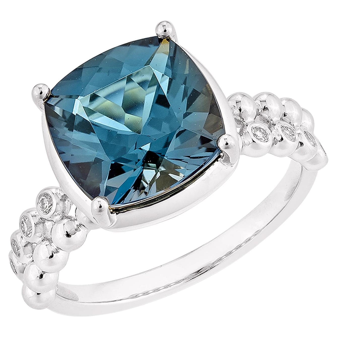 Sunita Nahata Topacio azul de Londres 5.01 ct. Anillo de fantasía en 14KWG con diamante.