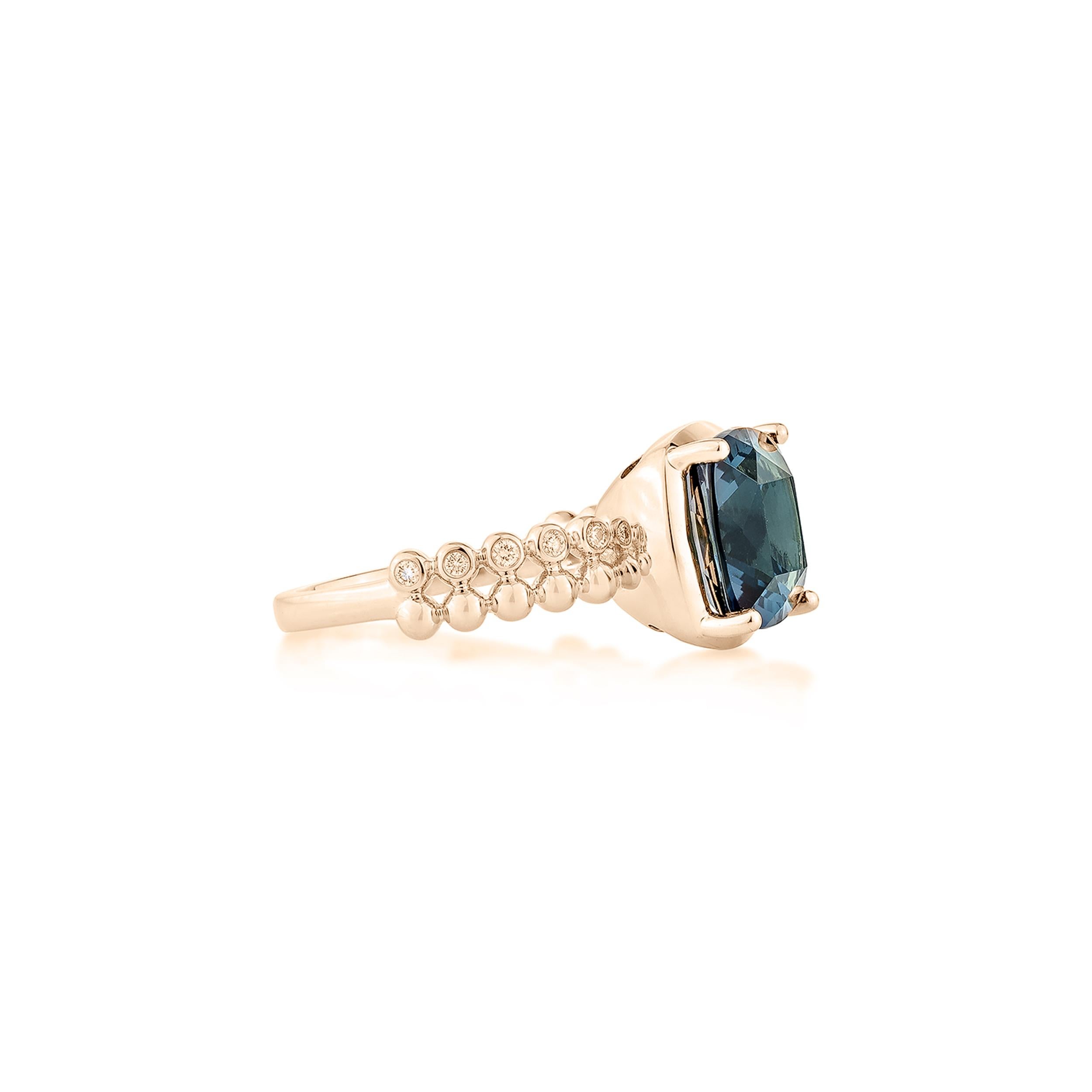 Wir stellen einen neuen Ringstil vor, der für Luxus, Mode und persönliches Flair steht. Die Kollektion umfasst antike Ringe, die mit wunderschönen Edelsteinen aus Londoner Blautopas geschmückt sind. Ein herausragendes Stück ist ein Ring mit Londoner