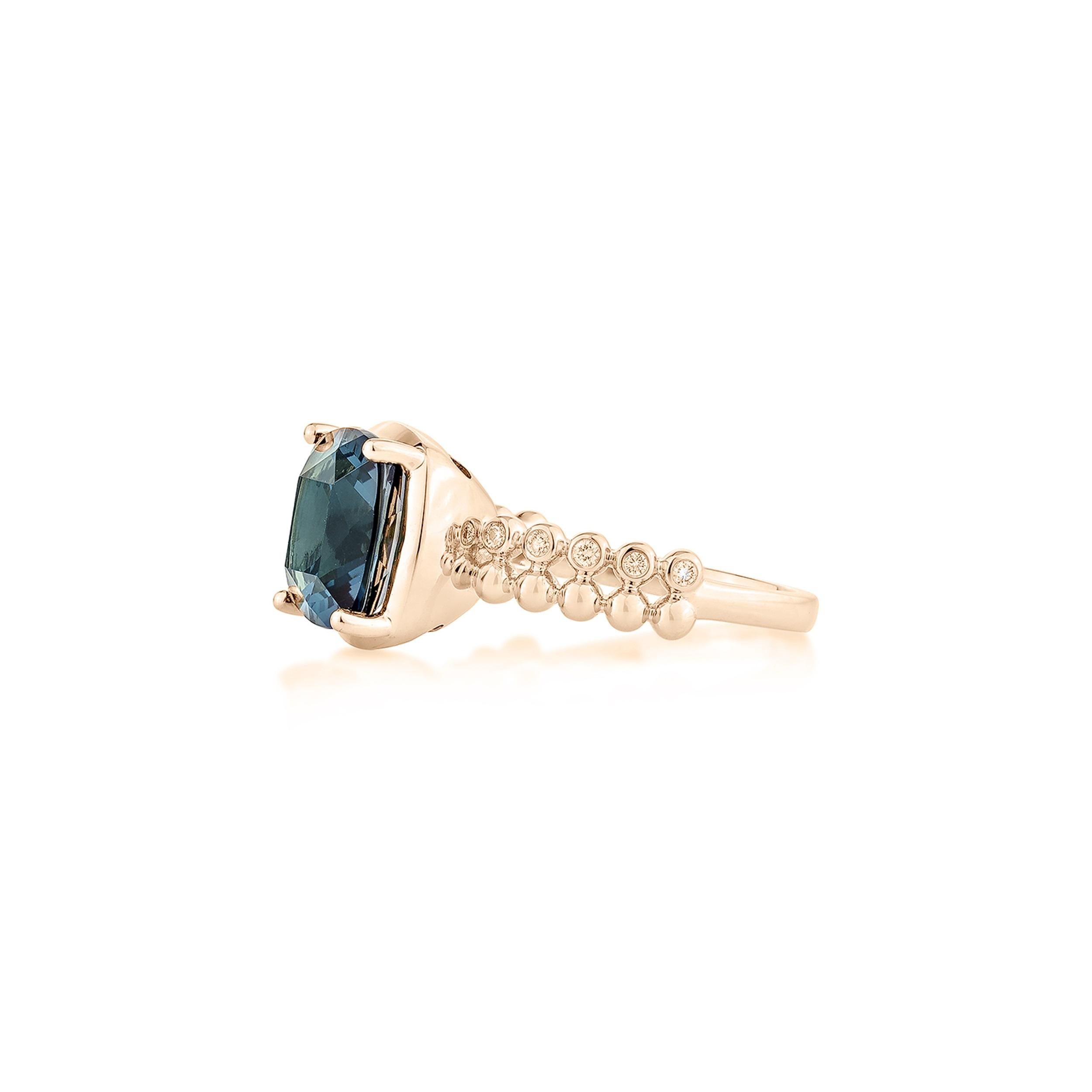 Sunita Nahata London Blauer Topas 5.14 Karat. Fancy Ring aus 14KRG mit Diamant. (Kissenschliff) im Angebot
