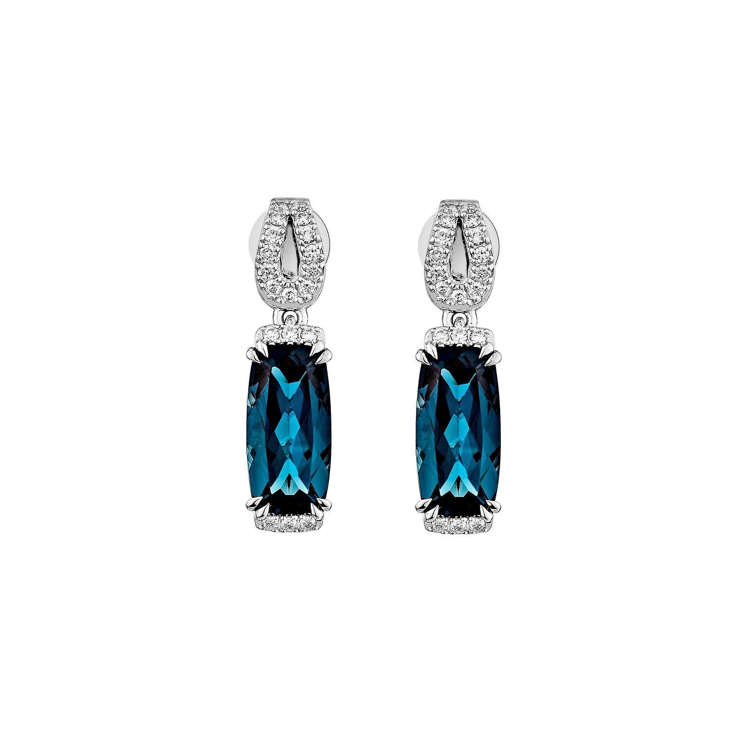 Contemporaneo Sunita Nahata London Blue Topaz 5.22ct. Orecchino a goccia in 14KWG con diamante. in vendita