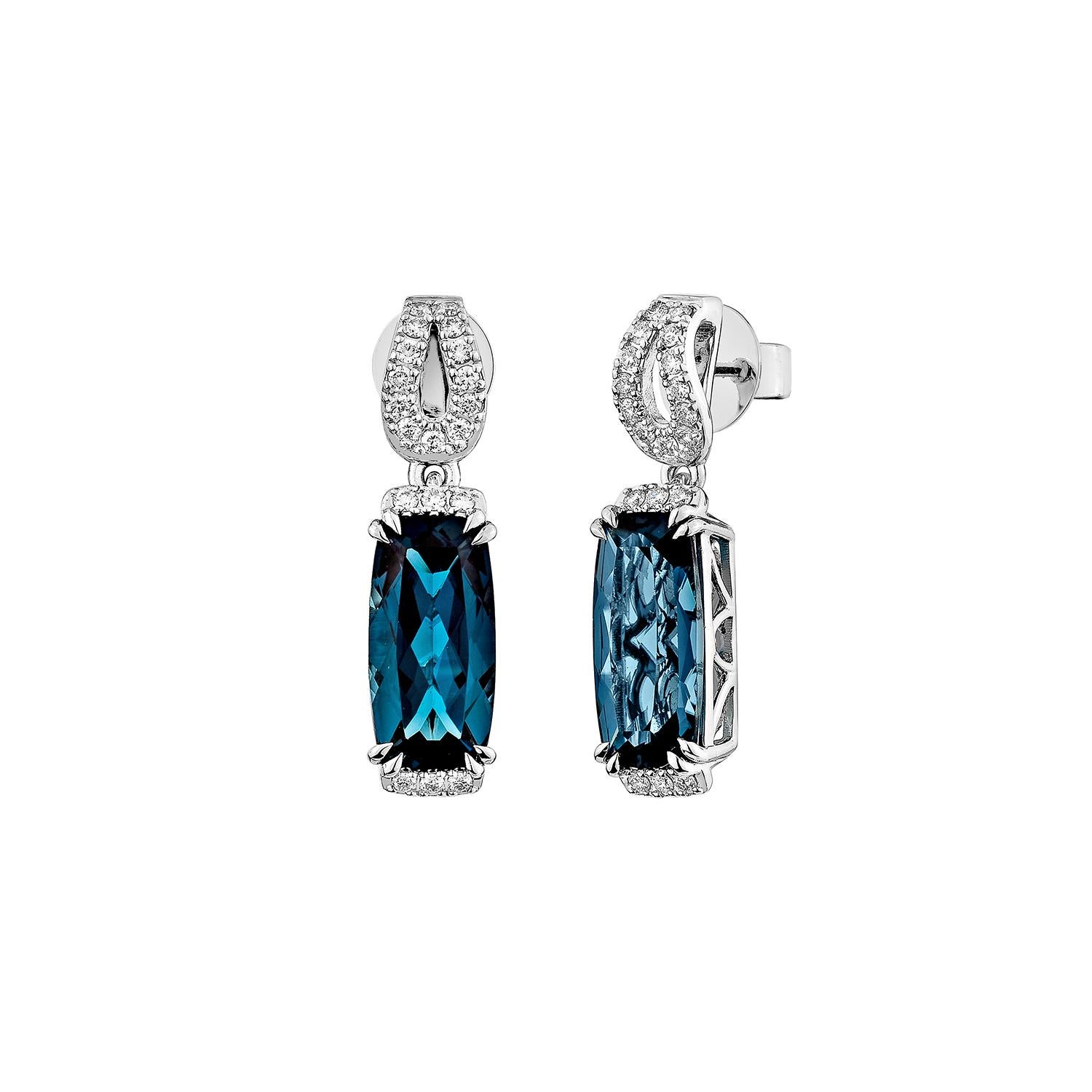 Taglio cuscino Sunita Nahata London Blue Topaz 5.22ct. Orecchino a goccia in 14KWG con diamante. in vendita