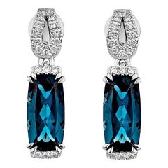 Sunita Nahata London Blue Topaze 5.22 carat Boucle d'oreille pendante en 14KWG avec diamant.