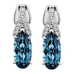 Sunita Nahata London Blue Topaze 5.47 carat Boucle d'oreille pendante en 14KWG avec diamant.